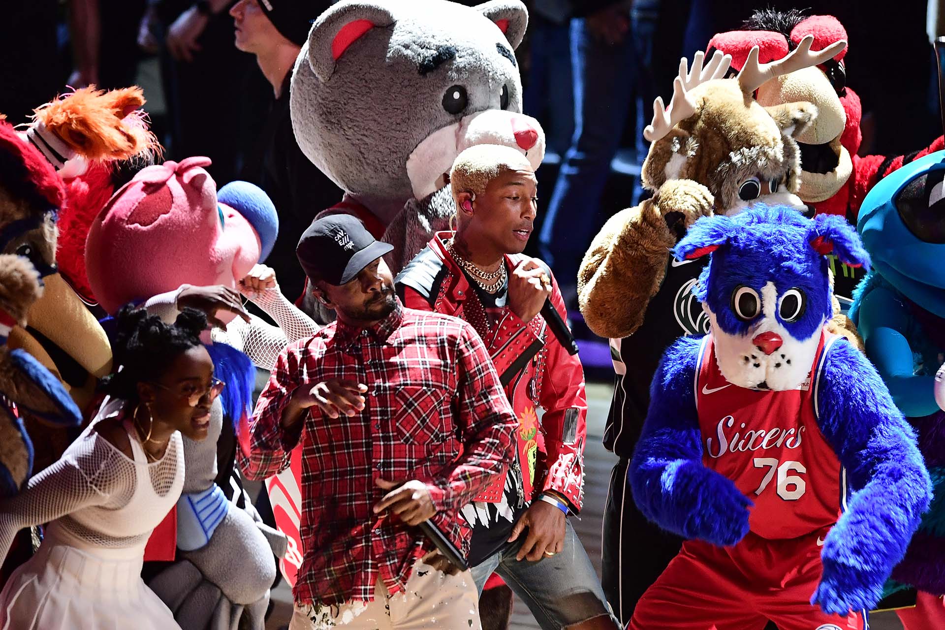 Mucho color en el show de N.E.R.D. en el Staples Center