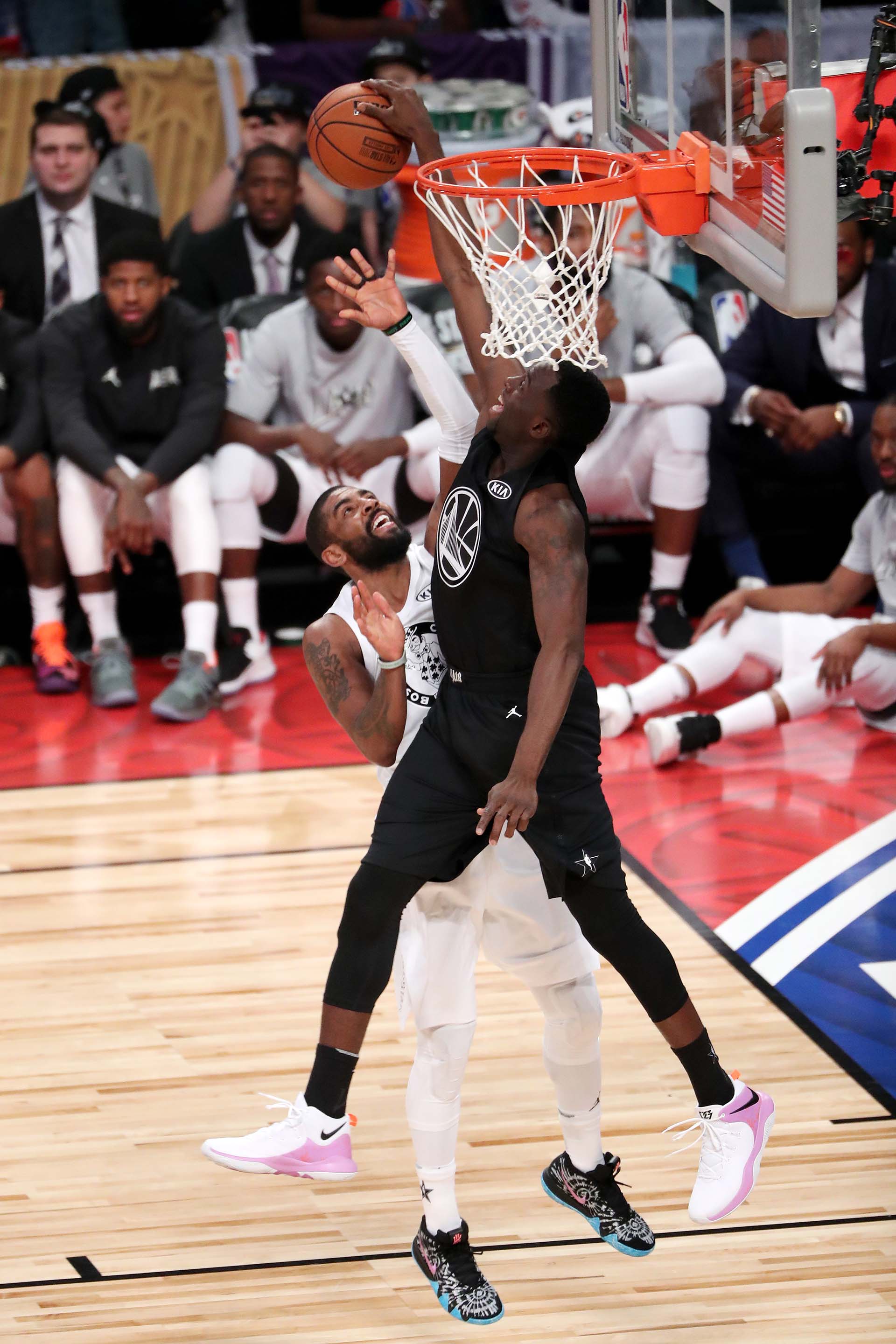 Draymond Green, del equipo de Stephen bloquea a Kyrie Irving