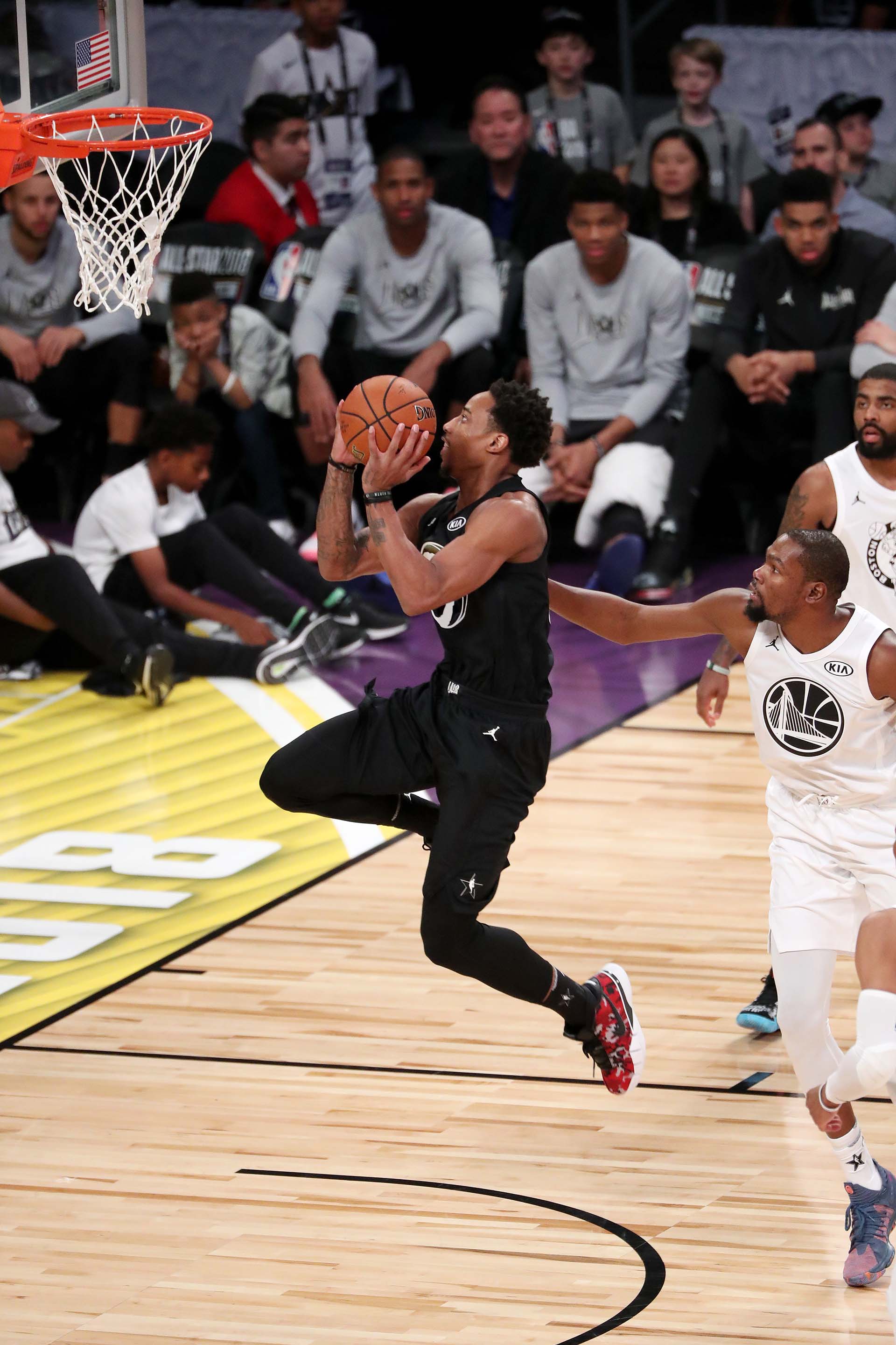Salta DeMar DeRozan para otro doble del equipo de Curry
