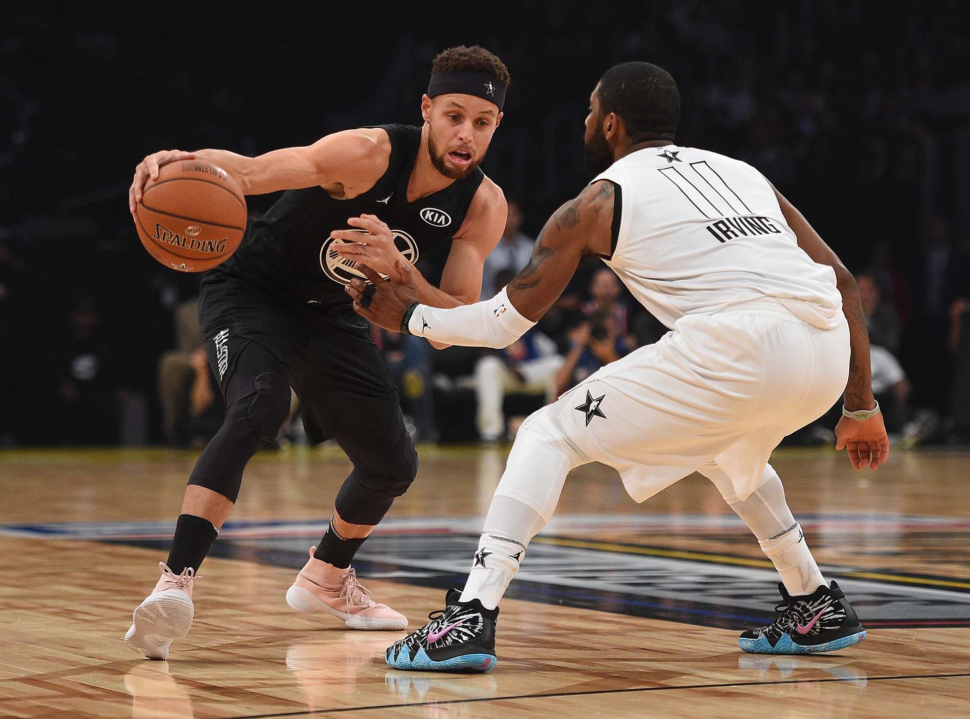 En los primeros dos cuartos Curry solamente encentó un triple