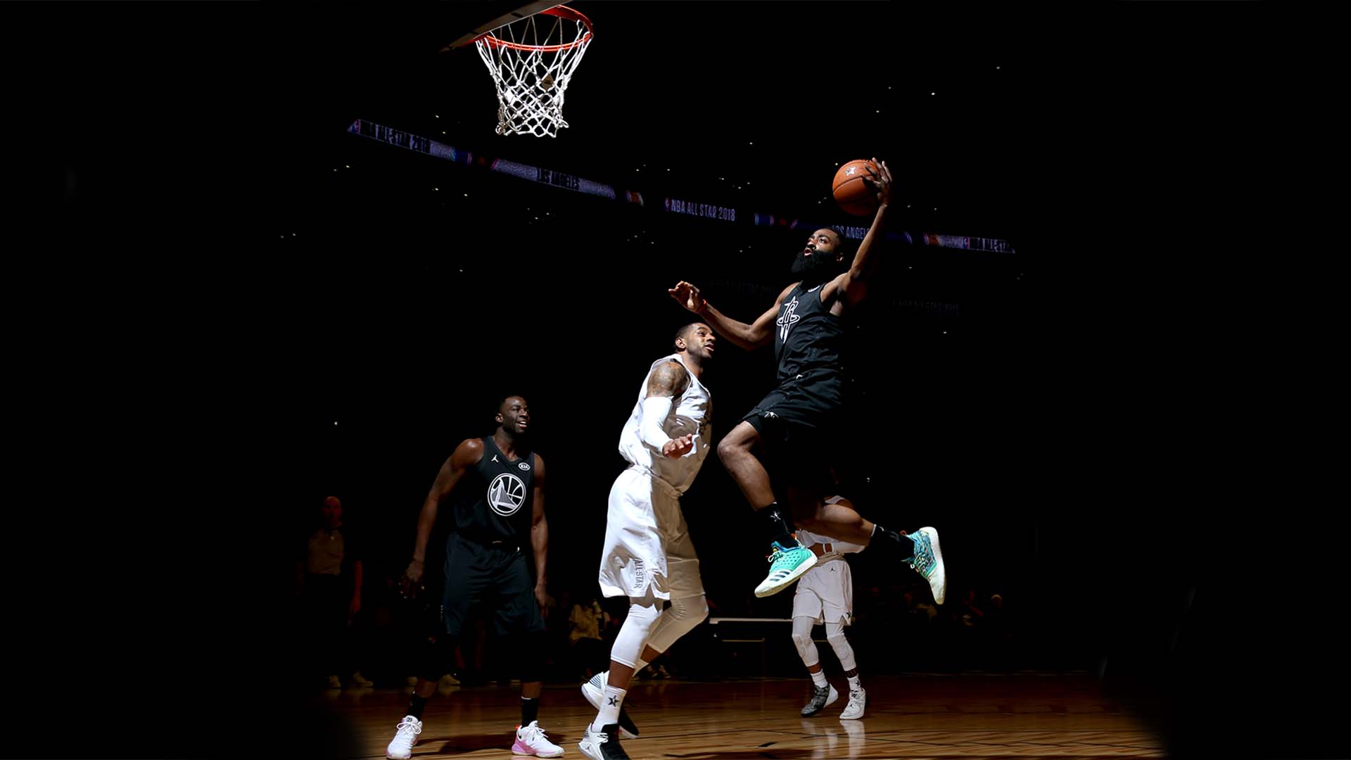 James Harden se luce en la oscuridad