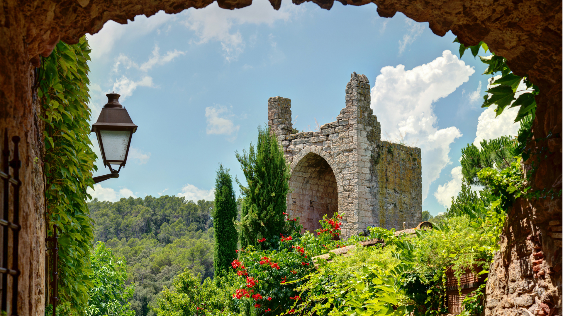 Los pueblos medievales en España ofrecen un encanto único (Getty Images)