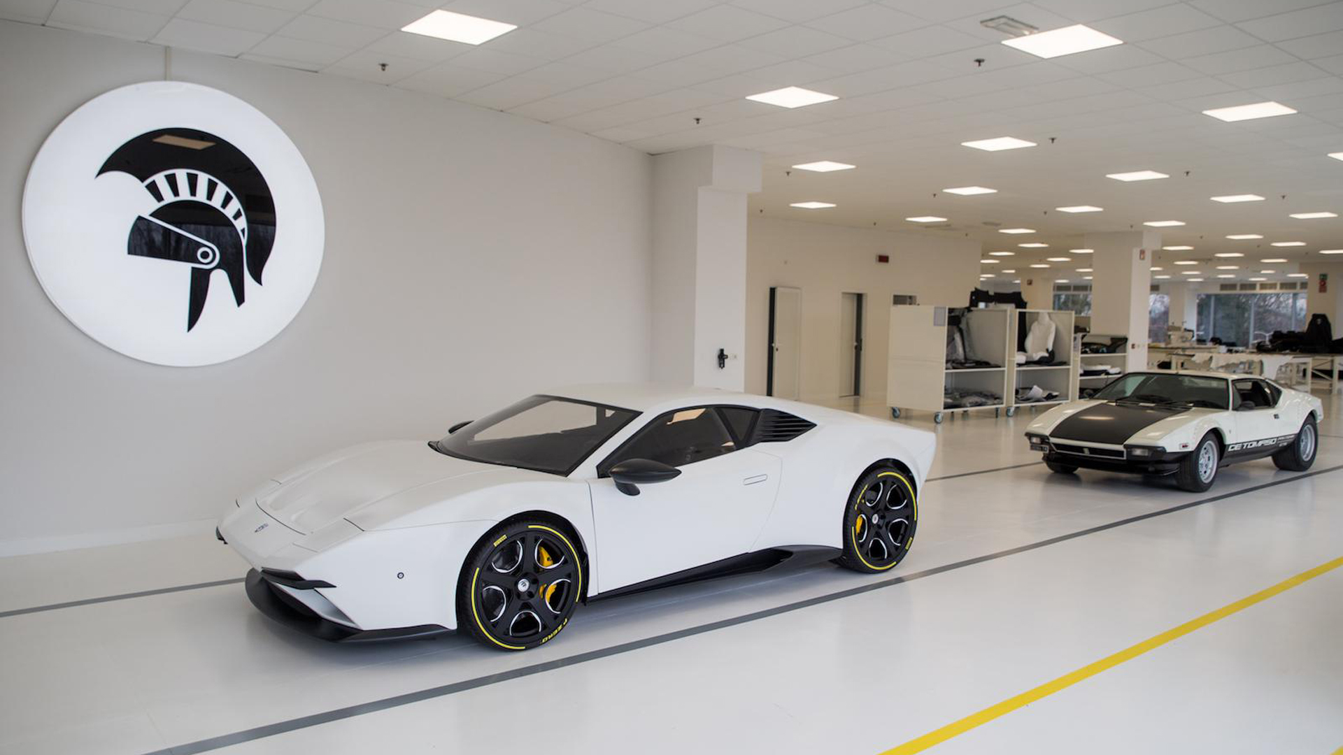 El diseñador Ares Desing basó la reedición del Pantera en un Lamborghini Huracán, que modificó para simular las líneas del viejo deportivo