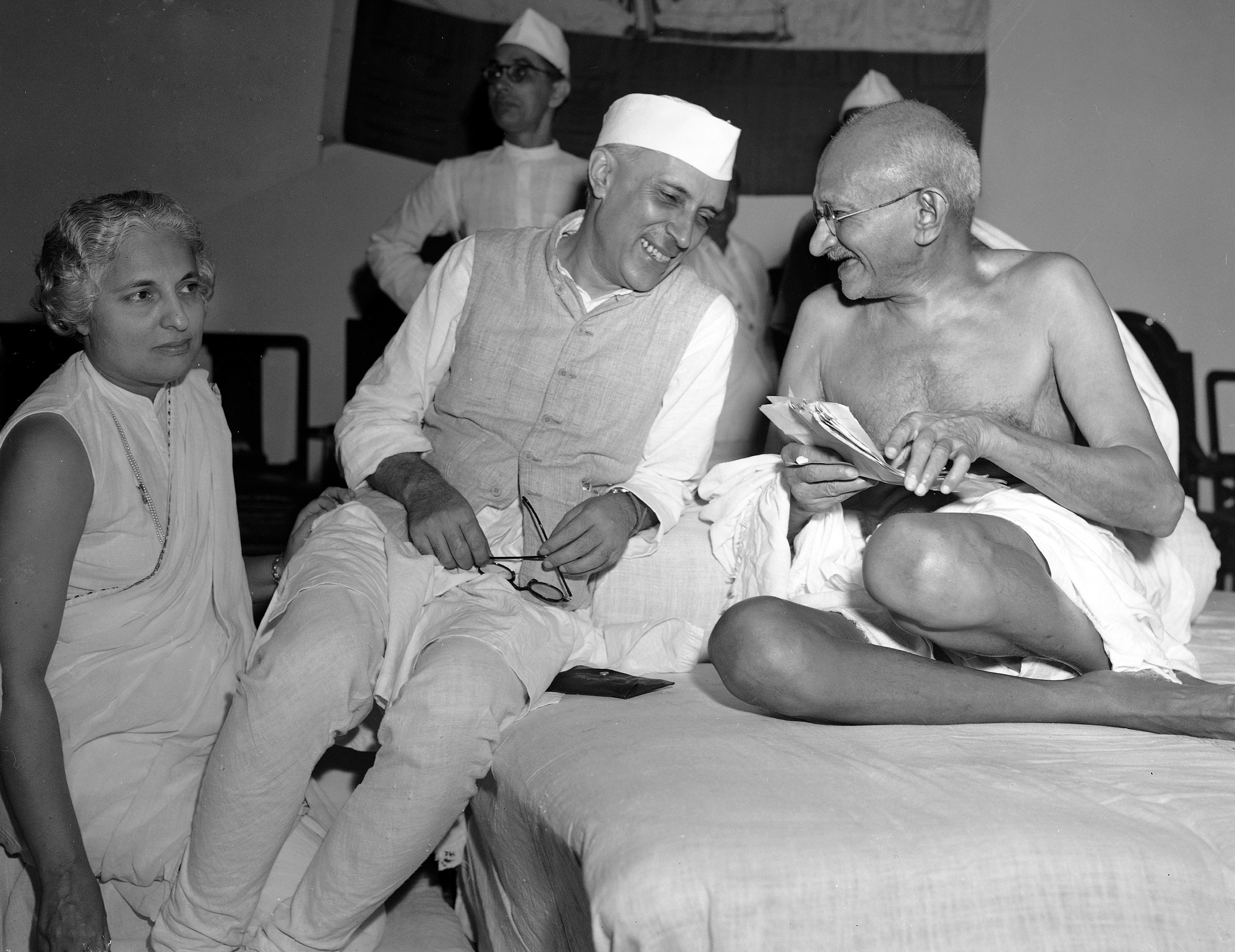 6 julio de 1946 Mohandas Gandhi, el Mahatma, junto con Jawaharlal Nehru, quien se convertiría en primer ministro, en el encuentro del comité del Congreso de Toda India en Bombay, India. (AP Foto/Max Desfor)