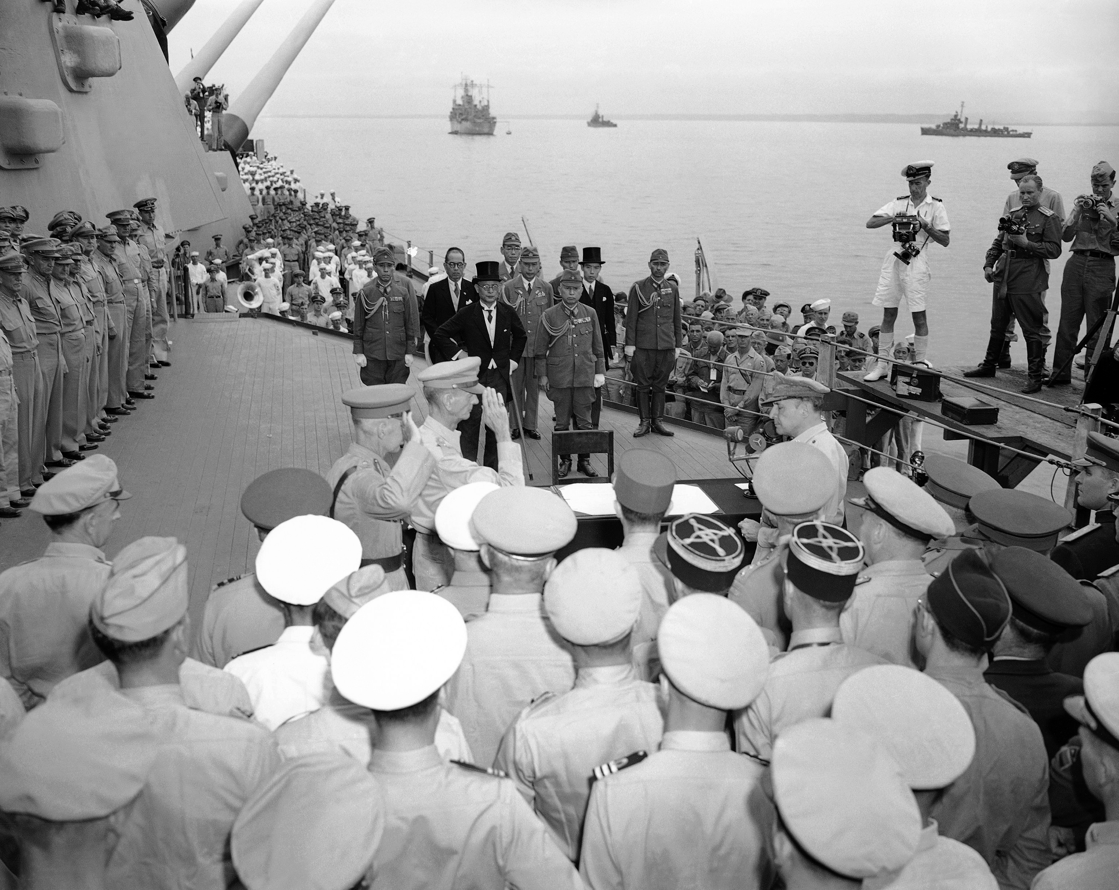 En la foto del 2 de septiembre de 1945, el Teniente General Sir Arthur Percival yel Teniente General Jonathan M. Wainwright saludan al General Douglas MacArthur antes de la firma de los últimos documentos de la rendición de Japón a bordo de la USS Missouri en la bahía de Tokio (AP Foto/Max Desfor, archivo)