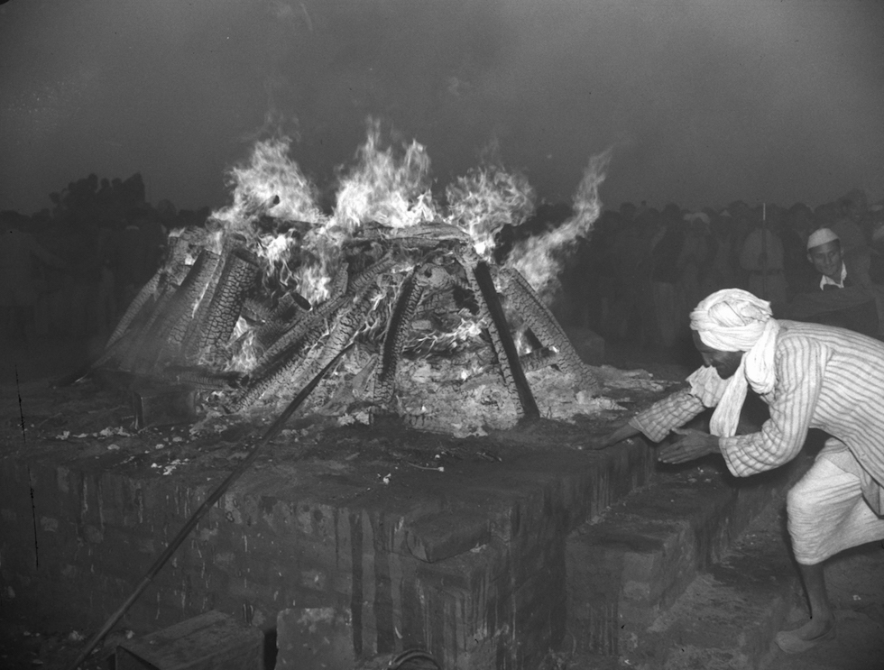 La pira funeraria donde fue cremado el cuerpo de Gandhi, Nueva Delhi, 31 de enero de 1948(AP Photo/Max Desfor)