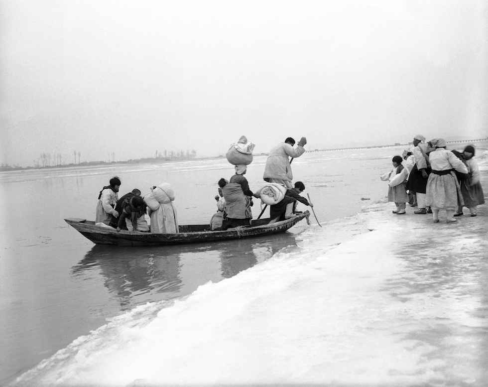 Refugiados norcoreanos cruzan el río Chonghon, cerca de Anju, 3 de diciembre de 1950(AP Foto/Max Desfor)