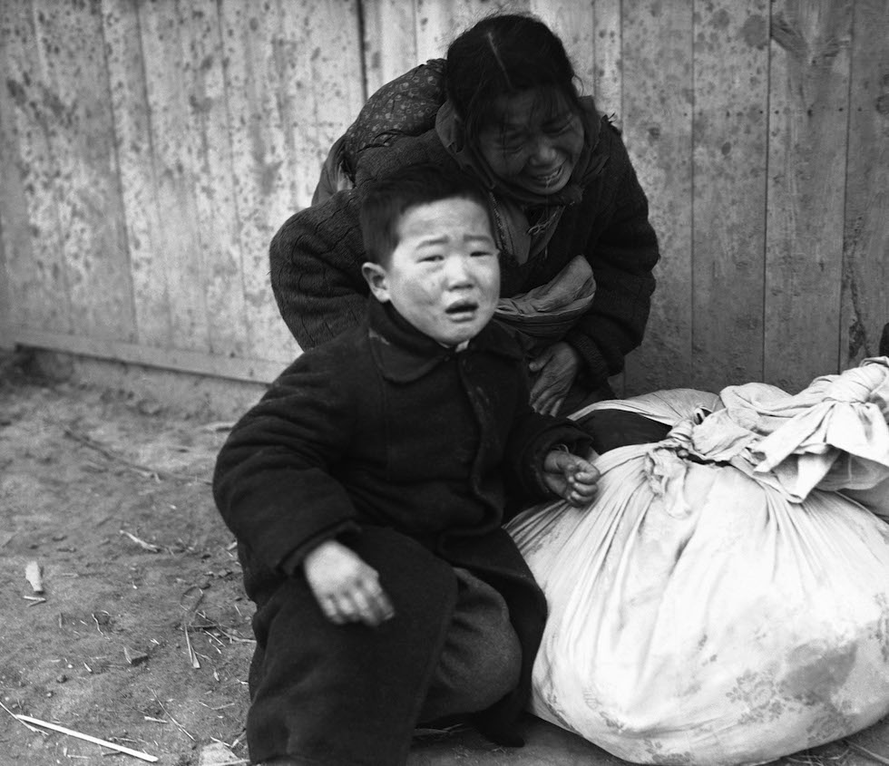 Una mujer coreana y su hijo en Osan, en Corea del Sur, 14 de enero de 1941 (AP Foto/Max Desfor)