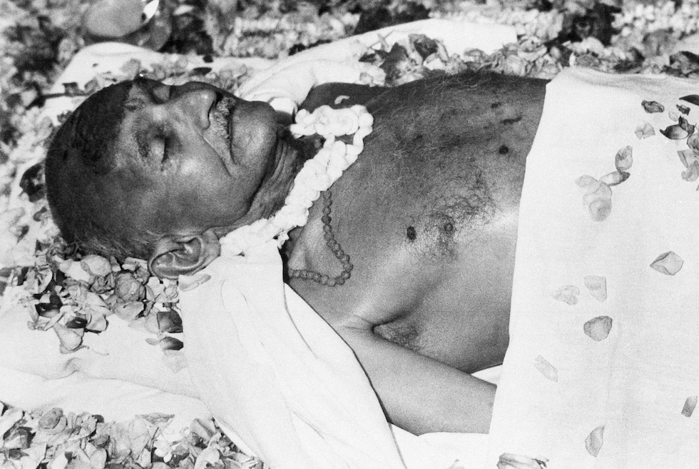 El cuerpo de Gandhi en su casa de Birla en Nueva Delhi, 31 de enero de 1948 (AP Foto/Max Desfor)