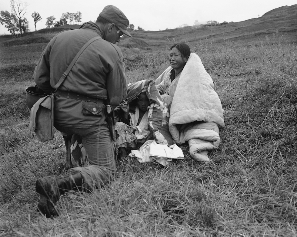 Una mujer de Corea del Norte que escapó de la ofensiva comunista y ayudada por un soldado estadounidense en Sunchon, en Corea del Norte. (AP Foto/Max Desfor)