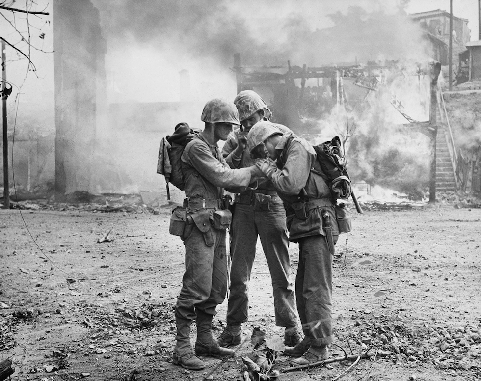 Soldados estadounidenses entre los escombros en Seúl, en septiembre de 1950(AP Foto/Max Desfor)