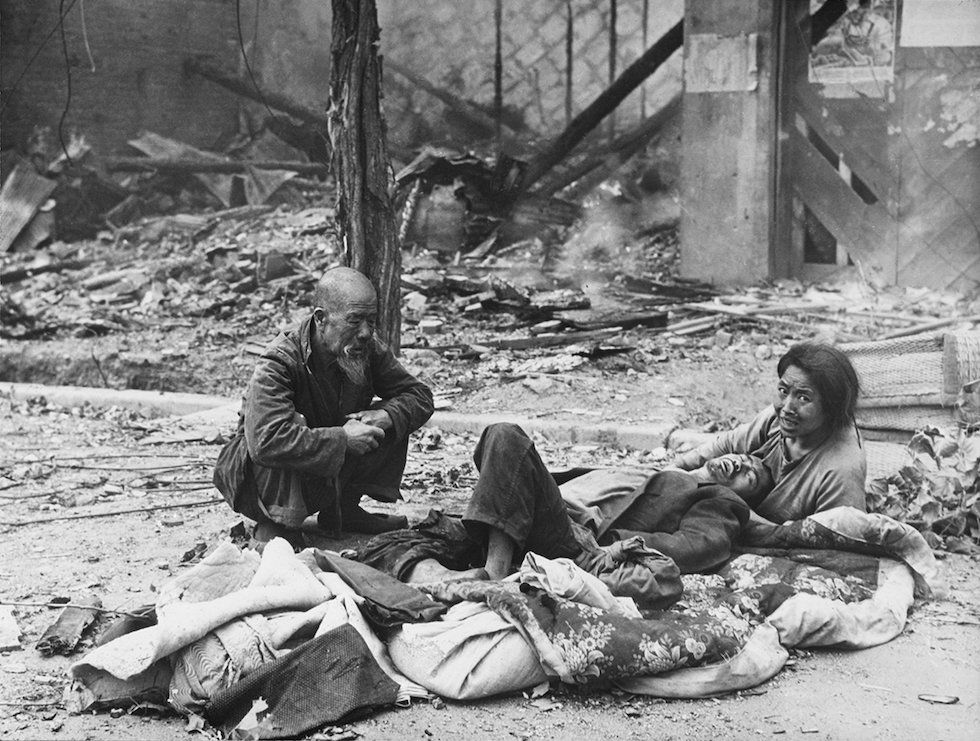 Coreanos en las calles después de combates y bombardeos en Seúl, en septiembre de 1950(AP Foto/Max Desfor)