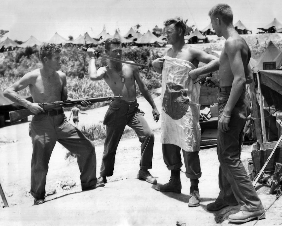 Soldados estadounidenses bromean con la bandera japonesa, el 1 agosto de 1945 (AP Foto/Wartime Still Picture Pool/Max Desfor)