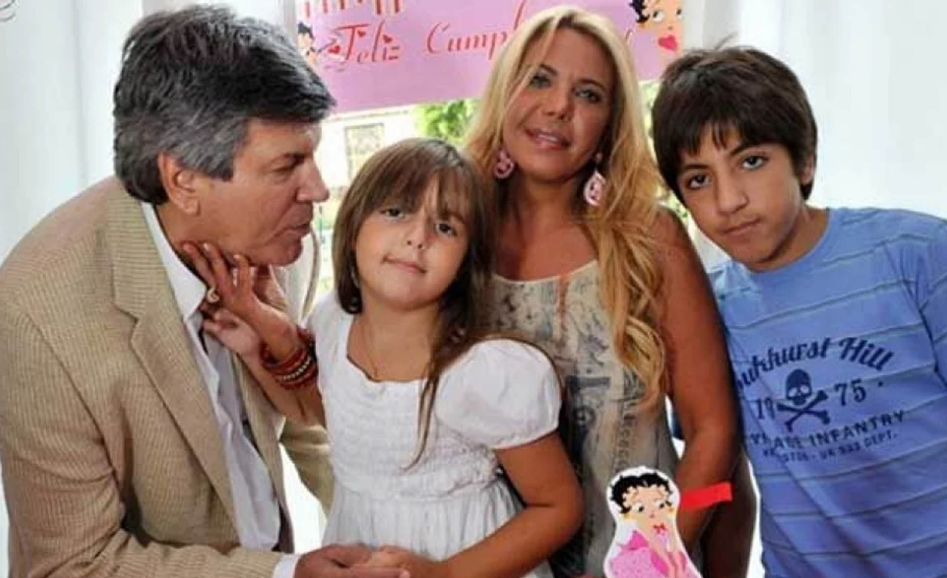 Carlín, hace varios años, con sus hijos Facundo y Abril y su ex mujer Carina Gallucci