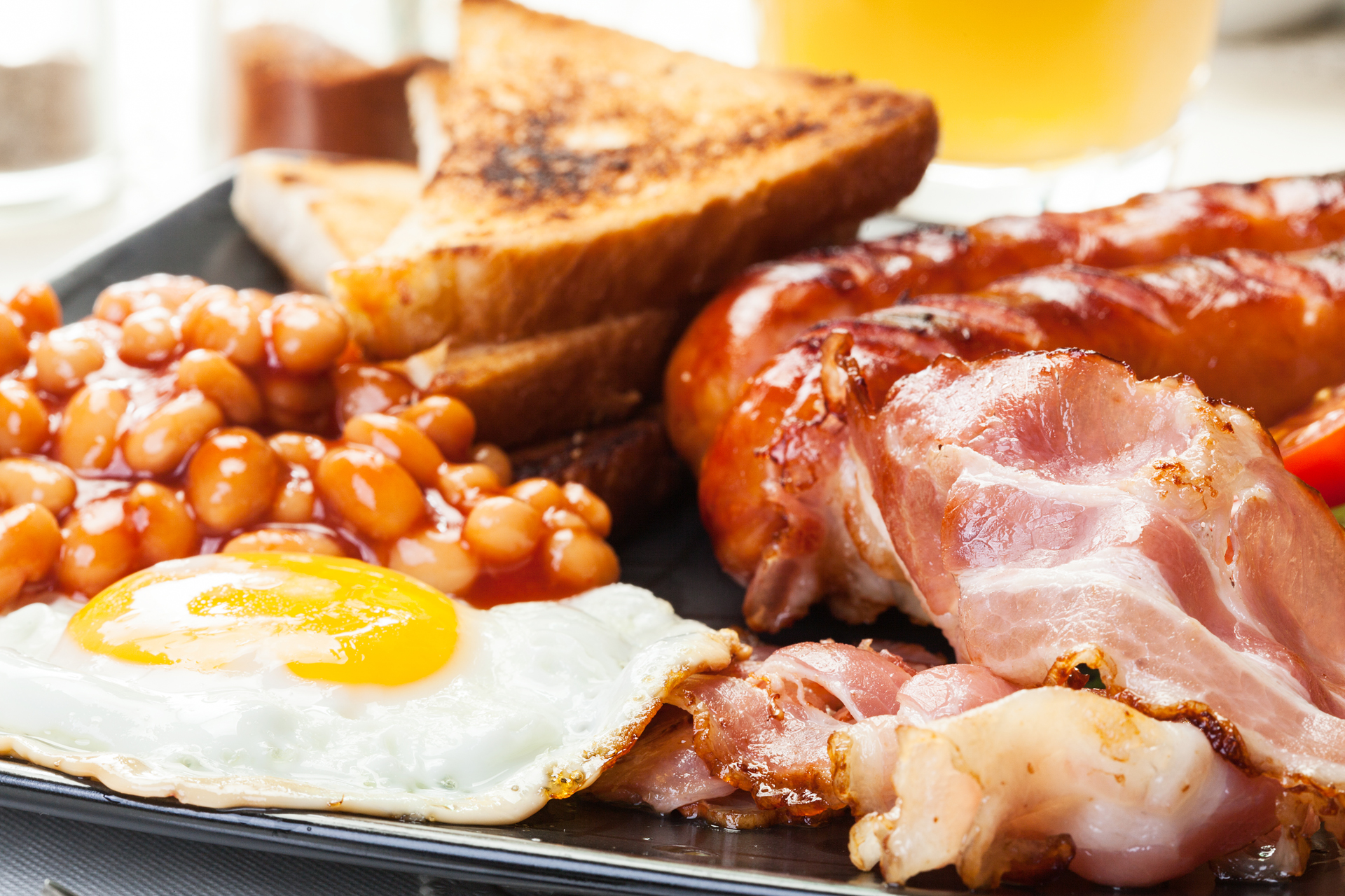 Un desayuno completo con frituras puede llegar a tener aproximadamente 3.000 calorías (Getty Images)