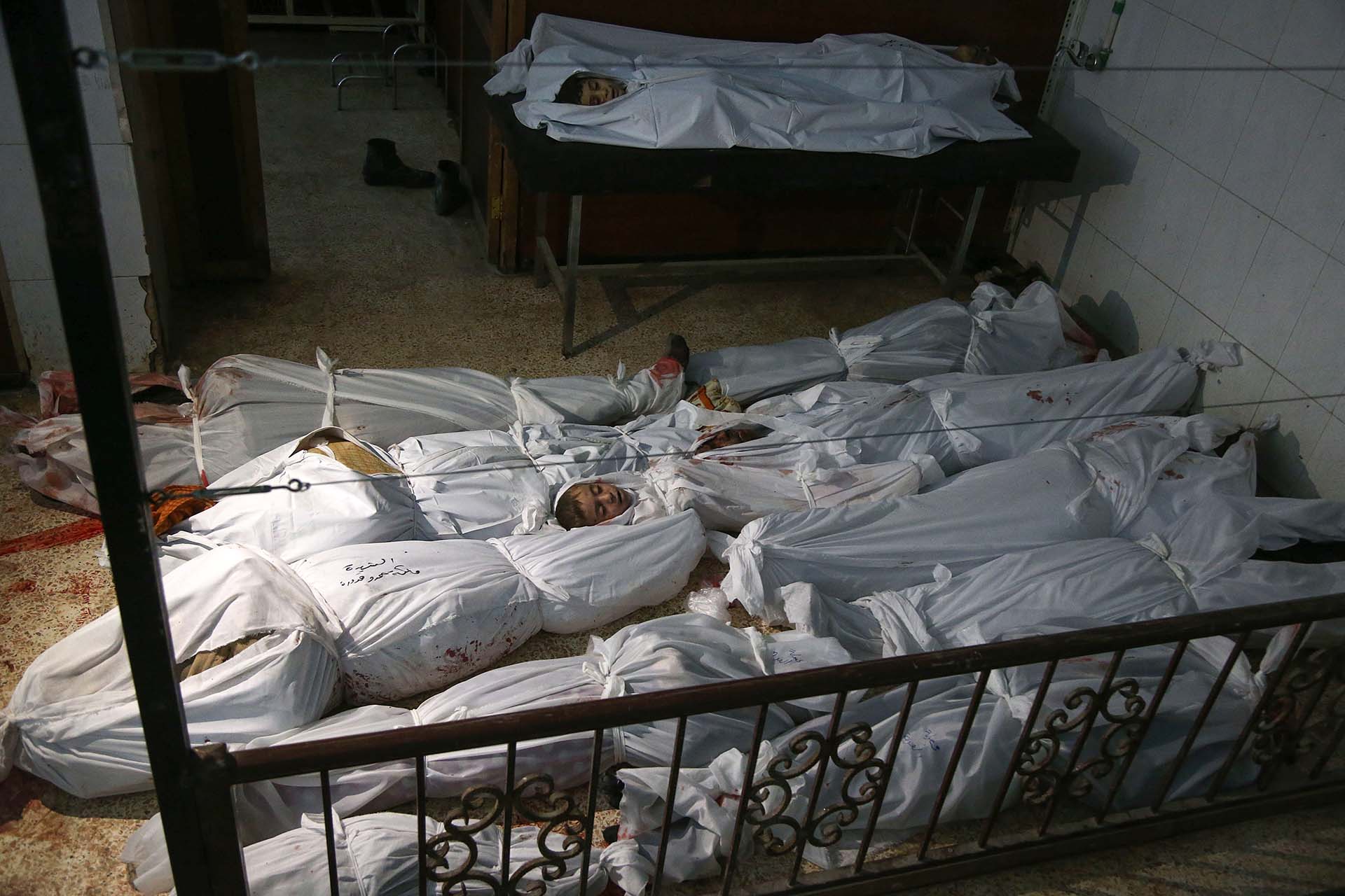 Decenas de cuerpos de civiles muertos en un ataque en Guta Oriental, el 20 de febrero de 2018 (AFP)