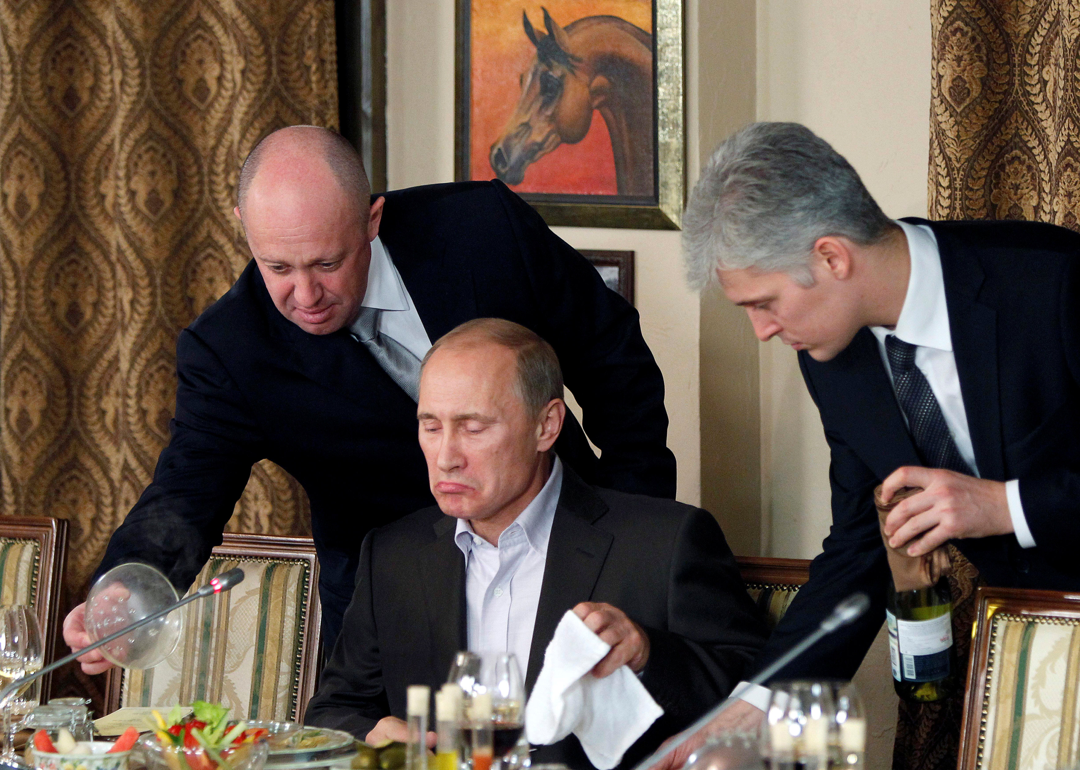 Prigozhin sirve personalmente la comida de Putin durante una cena con políticos extranjeros en 2011 (Reuters)