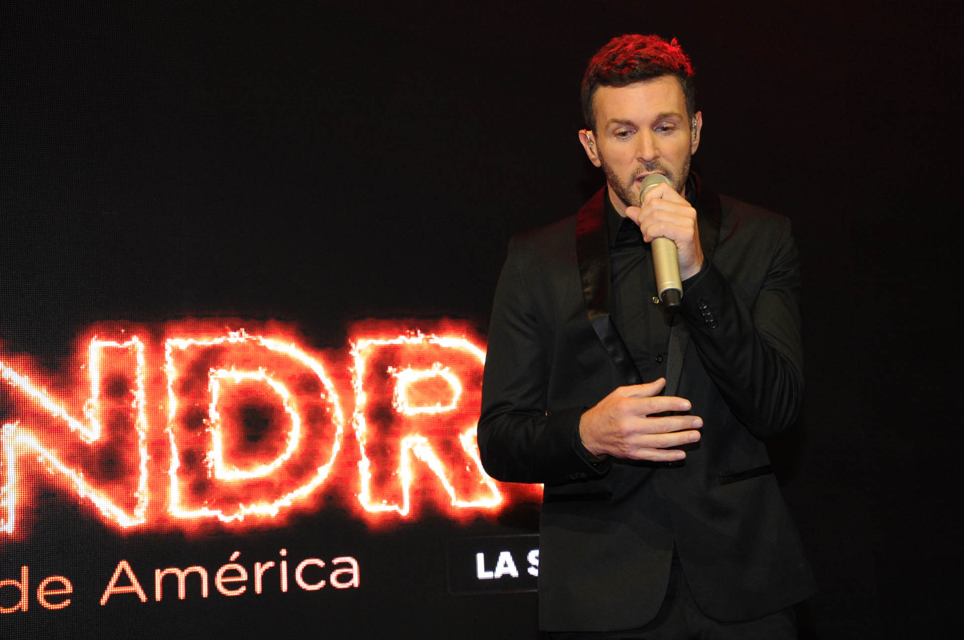 Axel le puso música a la presentación de Sandro de América