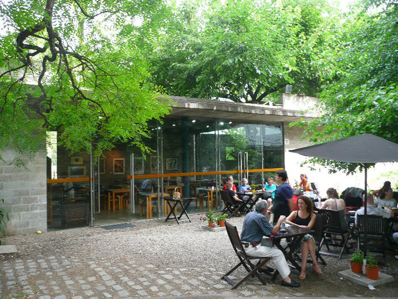 Café Sívori, rodeado de árboles y plantas en el barrio de Palermo (Café Sívori)