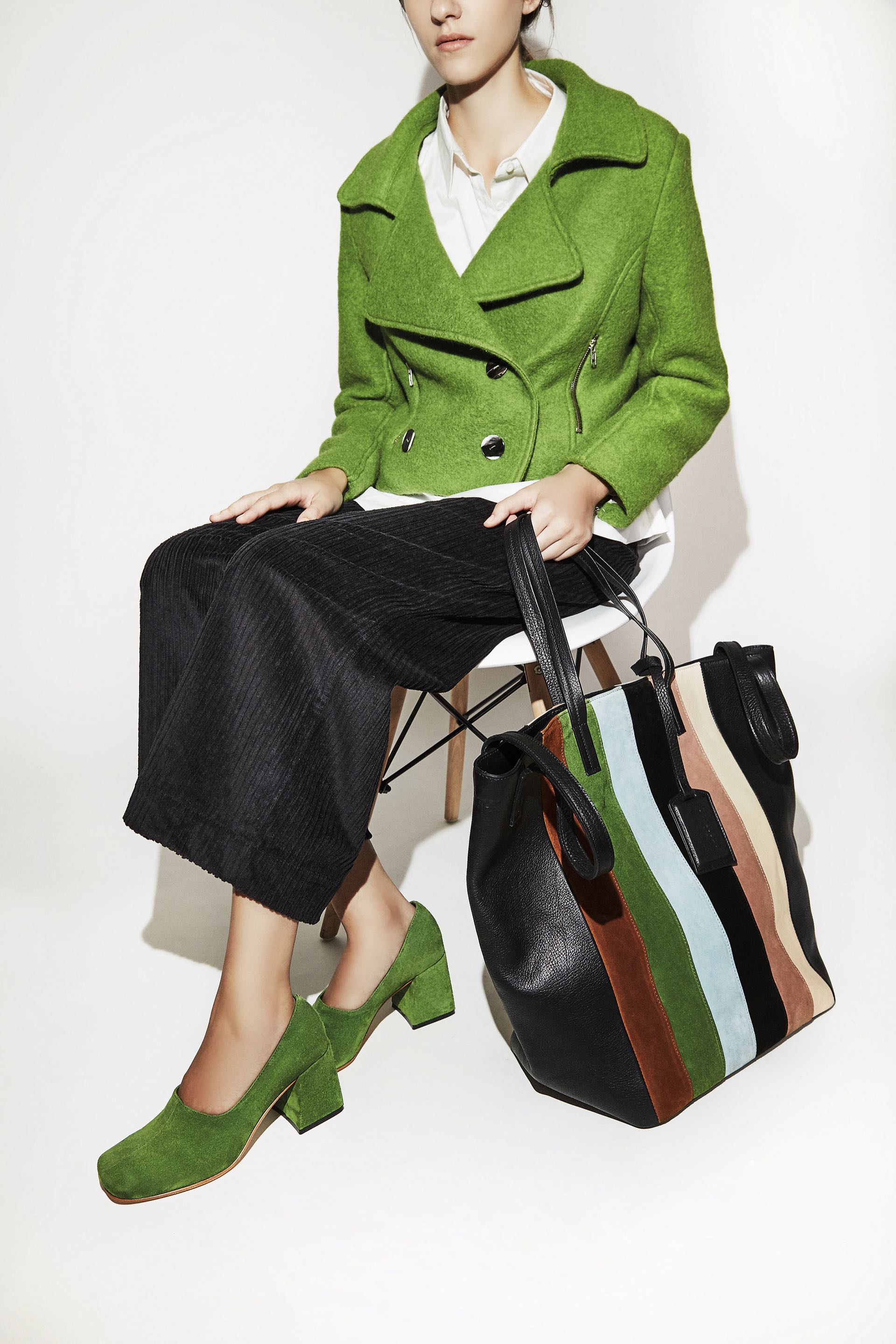 Onda retro. Zapatos de gamuza con taco cuadrado, pantalón de corderoy, camisa, chaqueta de paño y bolso de cuero rayado ($ 8.680, $ 2.980, $ 2.640, $ 4.820 y $ 6.540, Mishka). (Fotos: Chino Toccalino/ Para Ti)
