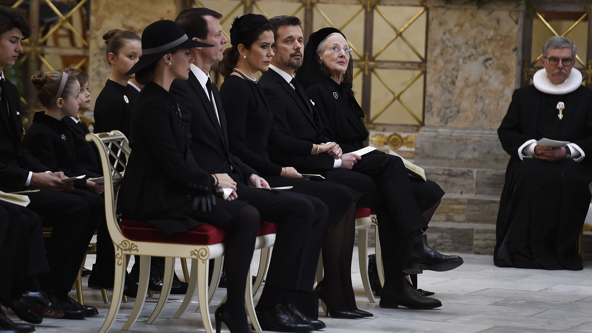 La reina Margarita junto a sus hijos y sus esposas durante el servicio religioso privado, que a pesar de ser extremadamente íntimo, que fue televisado