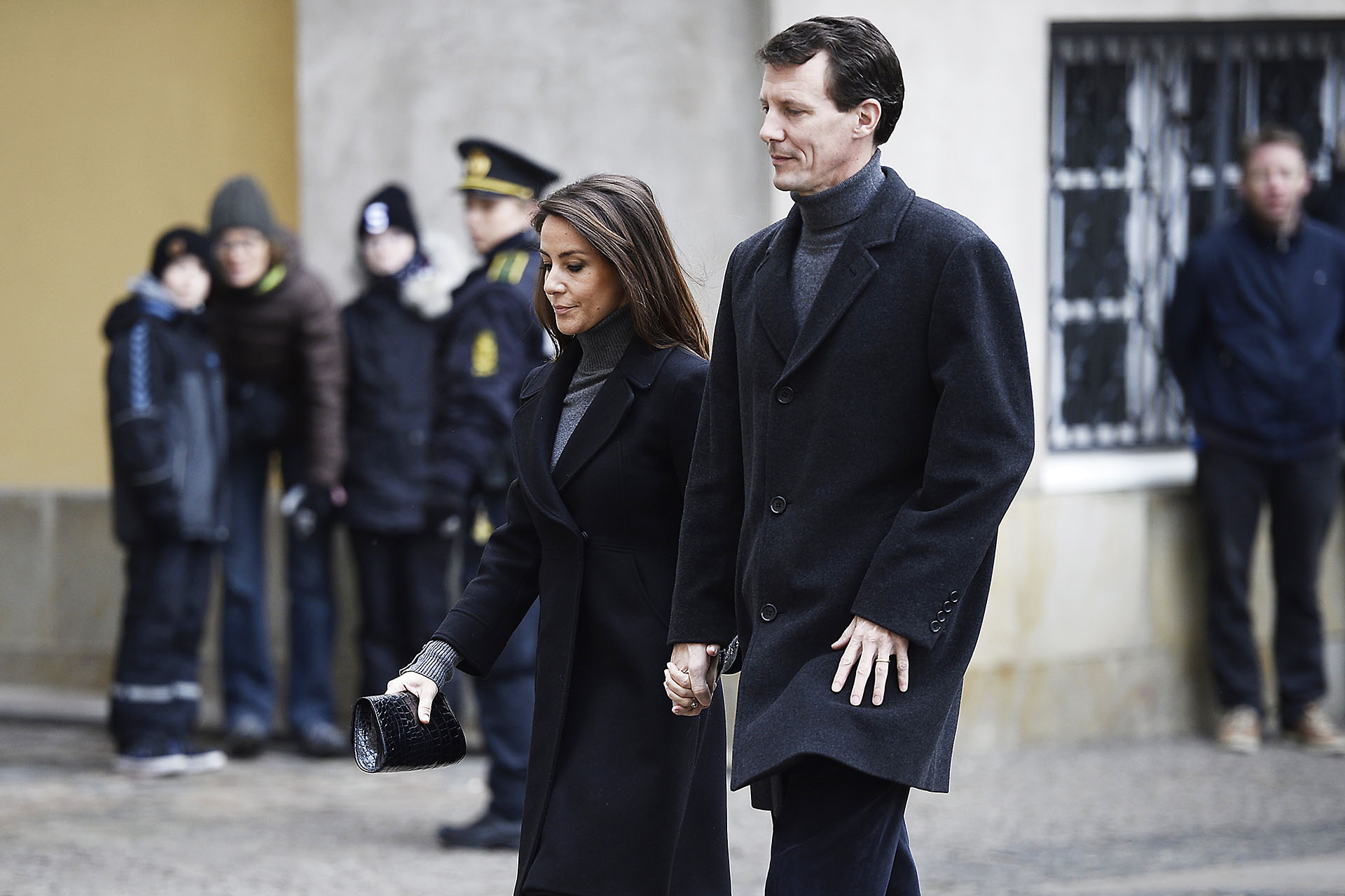 El príncipe Joaquín arribó en compañía de su mujer. Durante varios días, los daneses hicieron largas filas para despedir en silencio y con gran tristeza al príncipe Enrik