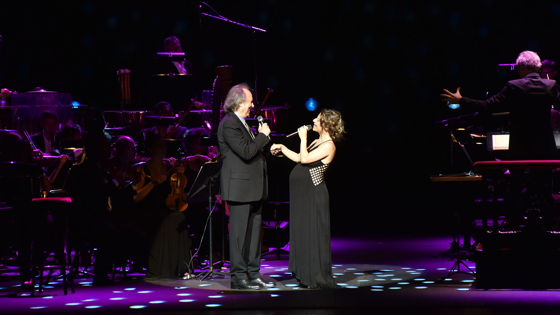En un nuevo recital en el Teatro Colón, Joan Manuel Serrat recibió en el escenario a Elena Roger, quien está embarazada de su segundo hijo (Fotos: Teleshow)