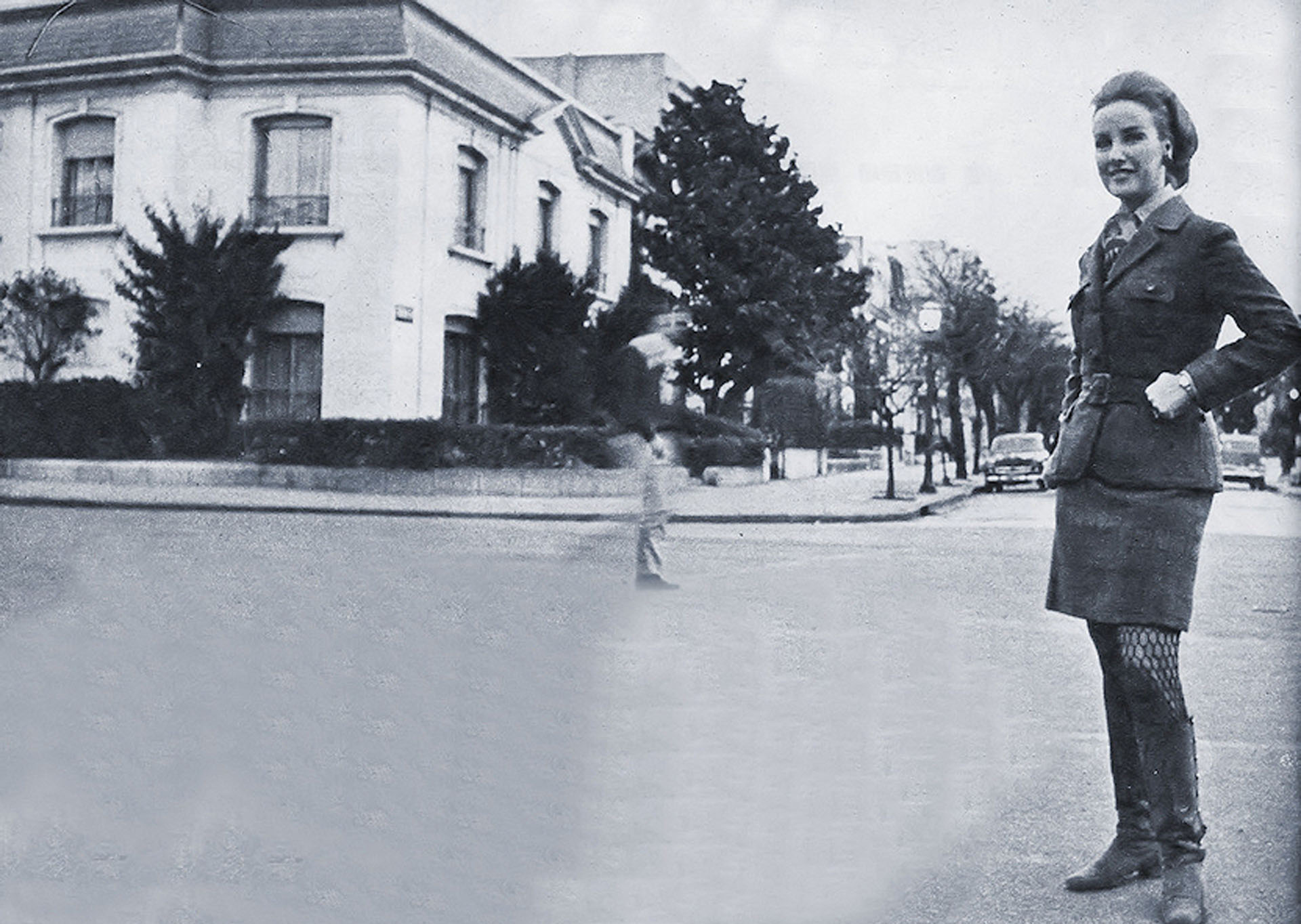 Después de la muerte de su padre, José Martínez, se mudó con su madre y su hermana a Buenos Aires