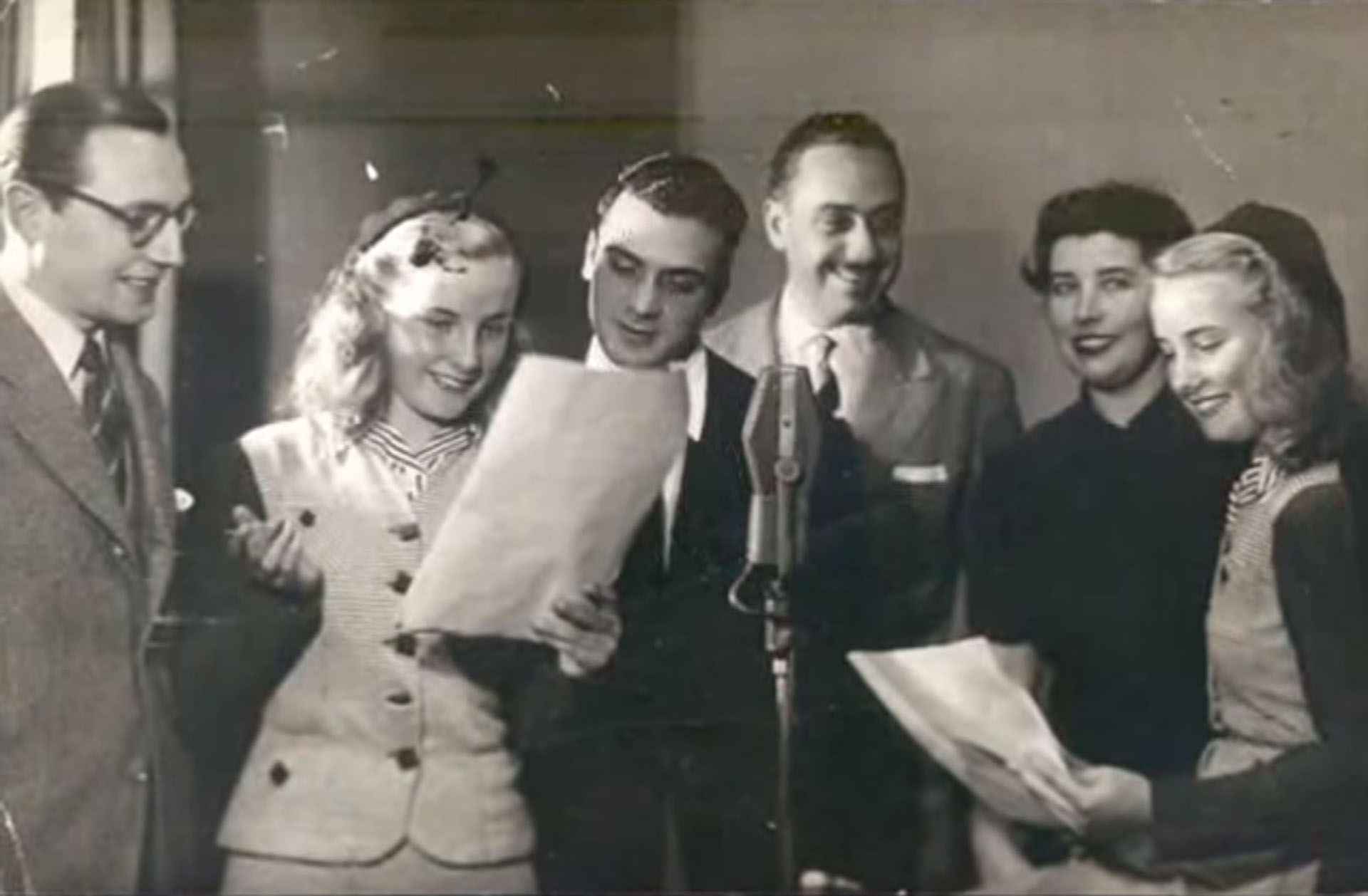 Incursionando en el canto con su hermana