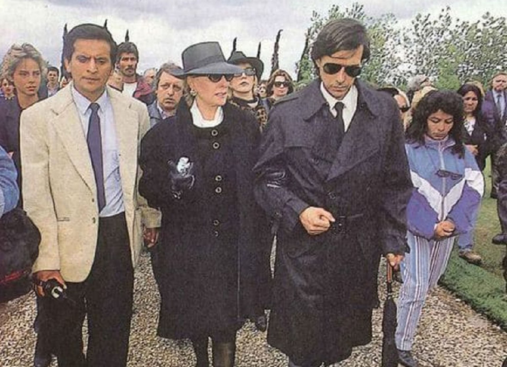 Acompañada por su hijo en el entierro de su marido, Daniel Tinayre