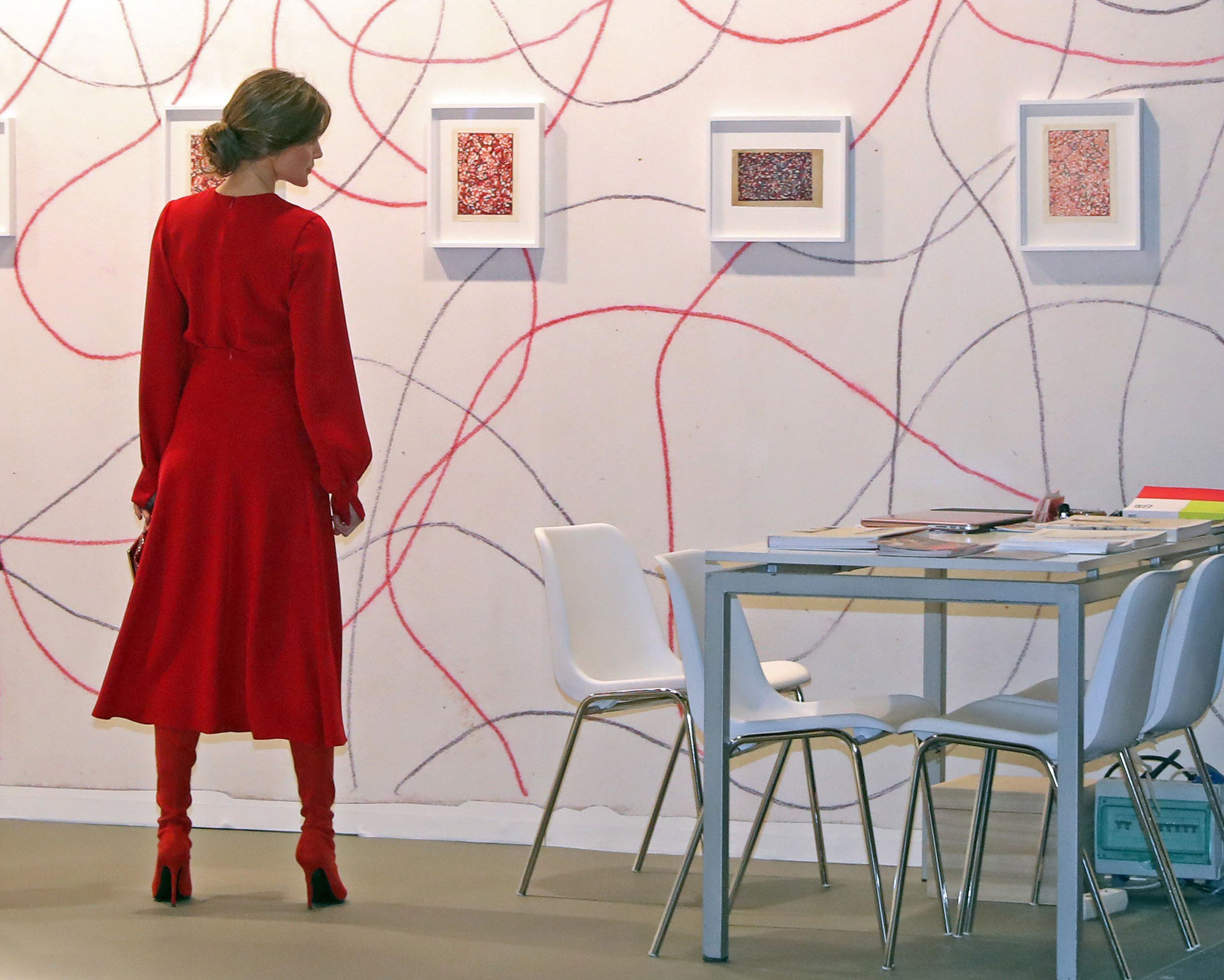 Letizia observa una de las obras que se exponen en la galería de Barbara Thumm, durante la inauguración oficial de la Feria Internacional de Arte Contemporáneo ARCO 2018