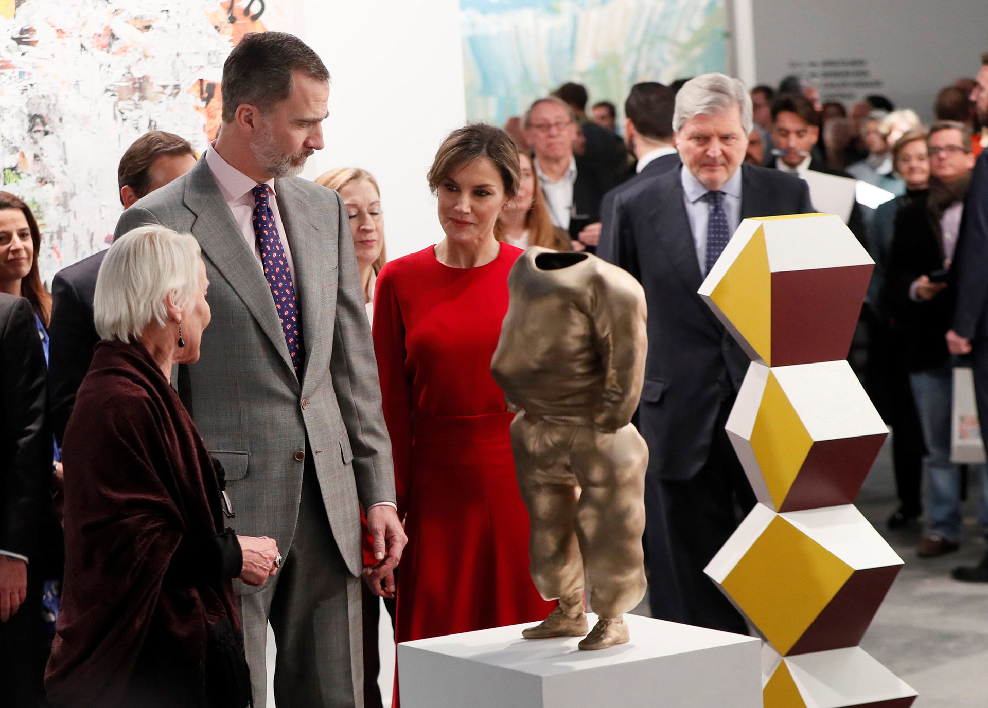 Los reyes junto a la galerista Cristina Guerra