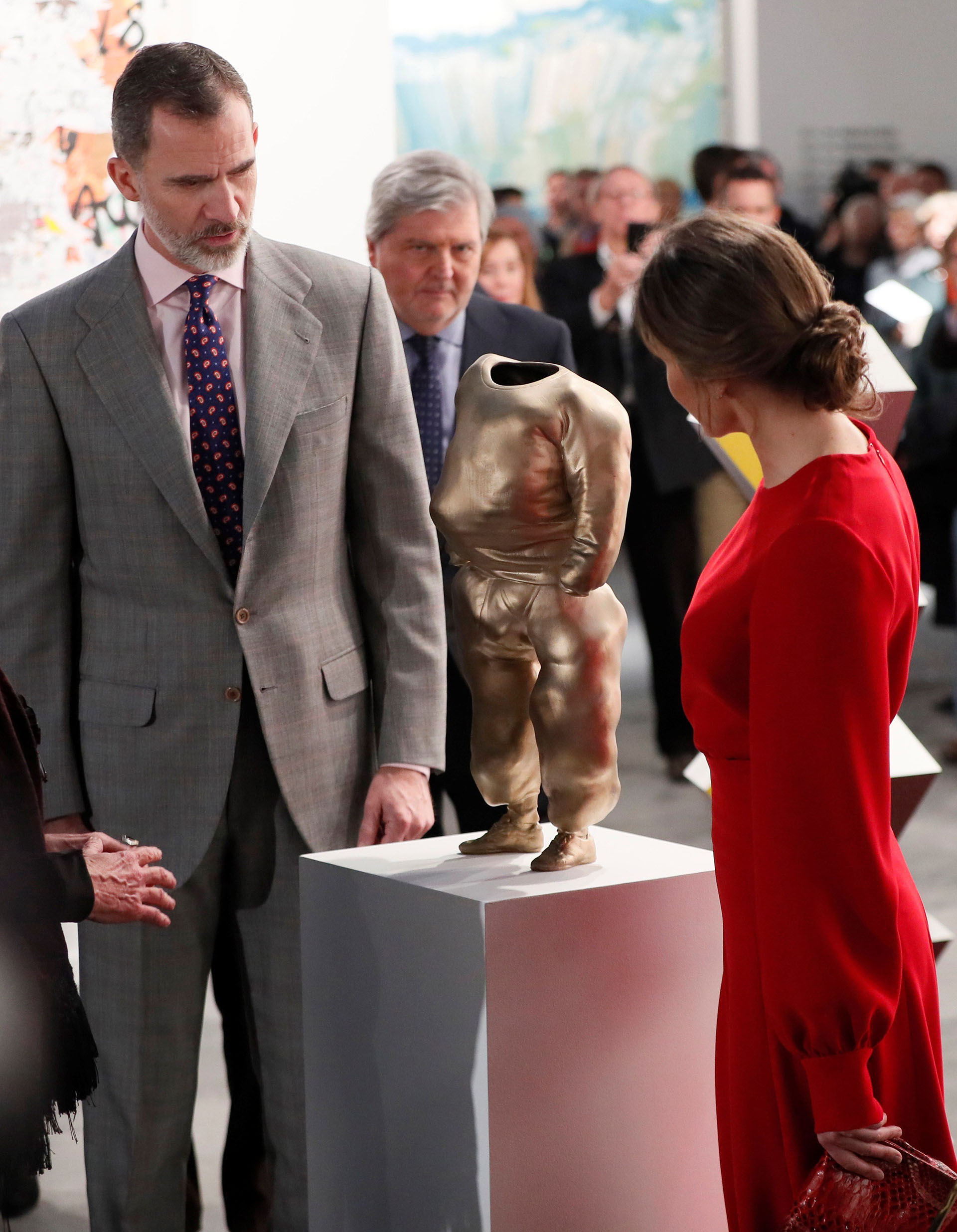 Felipe y Letizia observan una escultura de bronce titulada “He-Pop”, de la serie “Bad Thoughts” del artista austríaco Erwin Wurm, expuesta en el espacio de la galerista Cristina Guerra