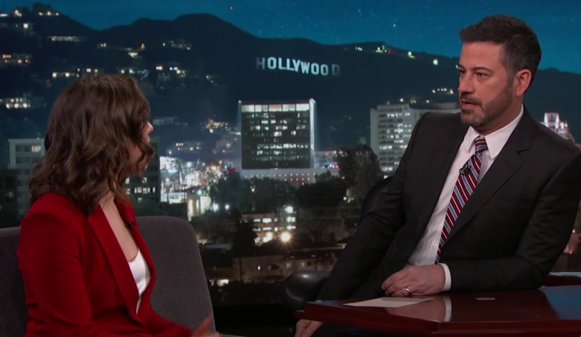 Maisie Williams con Jimmy Kimmel