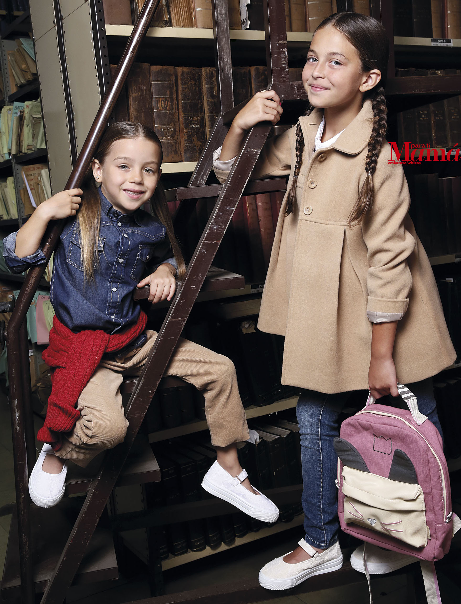 Indira: camisa de jean, sweater y chupín de corderoy (Consultar precio), Baby Cottons; guillerminas($589), Broer. Juana: tapado (Consultar precio), Baby Cottons; chomba de jersey y guillerminas ($335 y $589), Broer; chupín de jean ($969), Mimo & Co; mochila ($750), Matriona.
