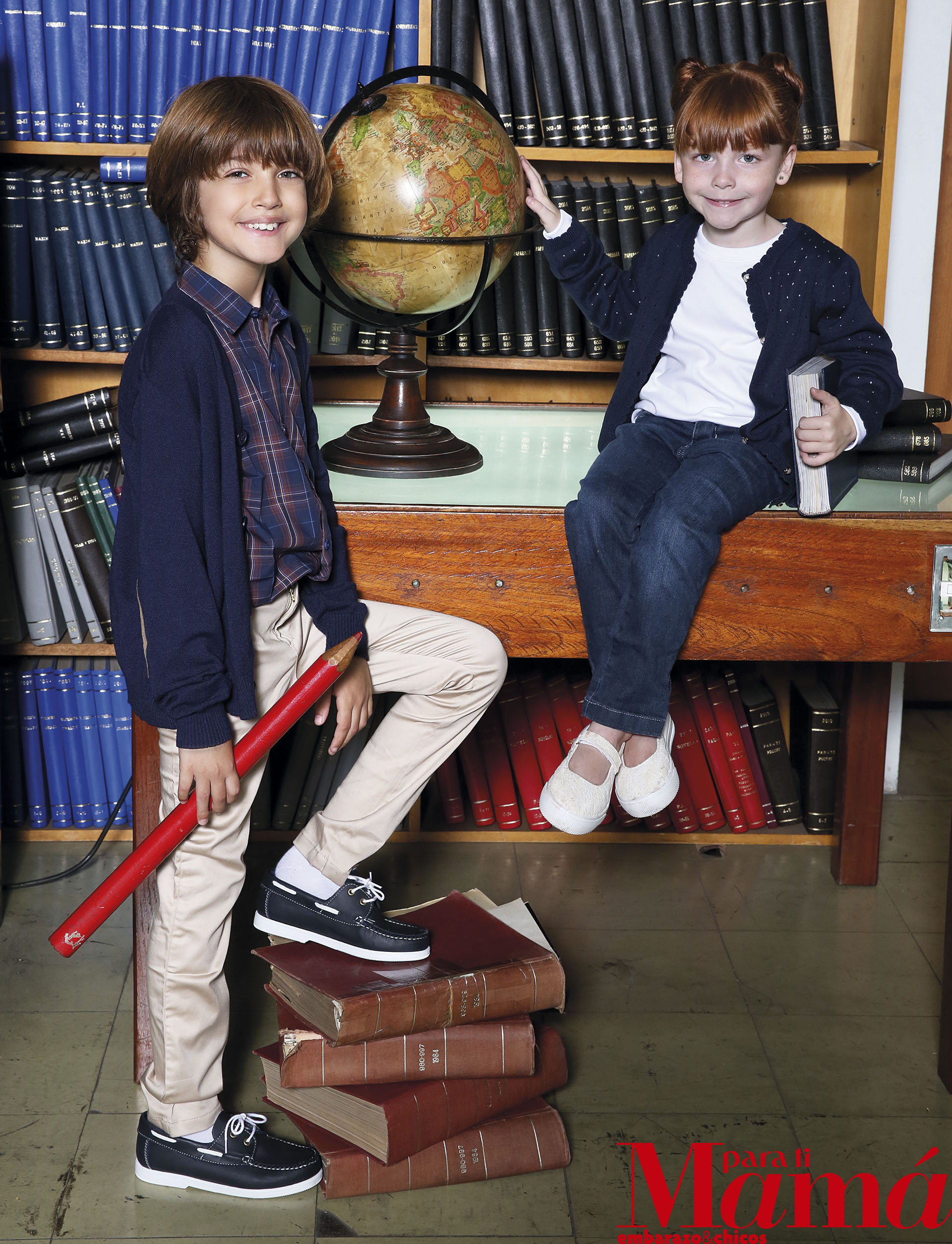 Lucio: cárdigan azul con pitucones ($990), Mimo & Co; camisa escocesa, chupín beige y náuticos azules ($485, $475, y $999), Broer. Victoria: cárdigan, jean y guillerminas ($449, $429 y $589), Broer; remera básica blanca ($319), Atomik.