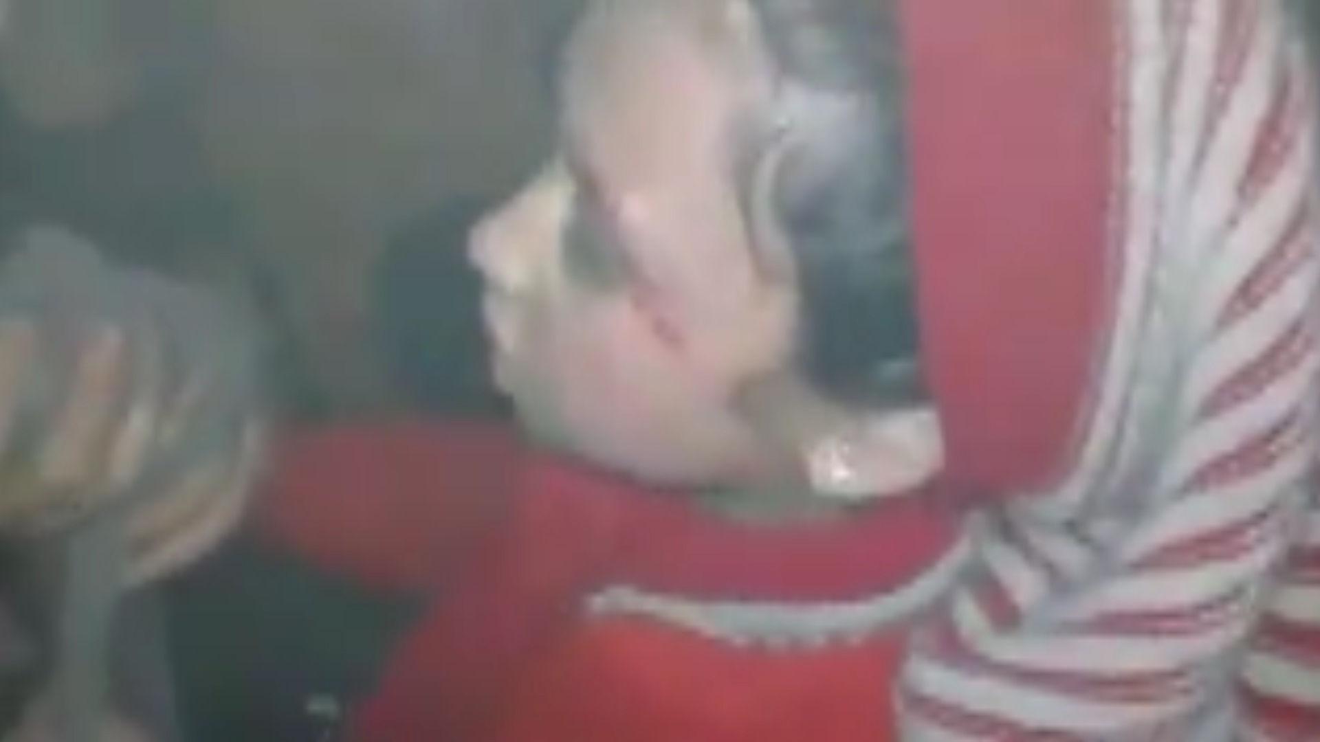 Una de las niñas, visiblemente lastimada