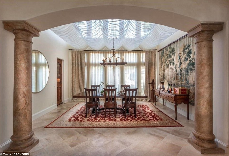 La casa de Charlie Sheen tiene 8932 pies cuadrados y todas las comodidades para recibir invitados.