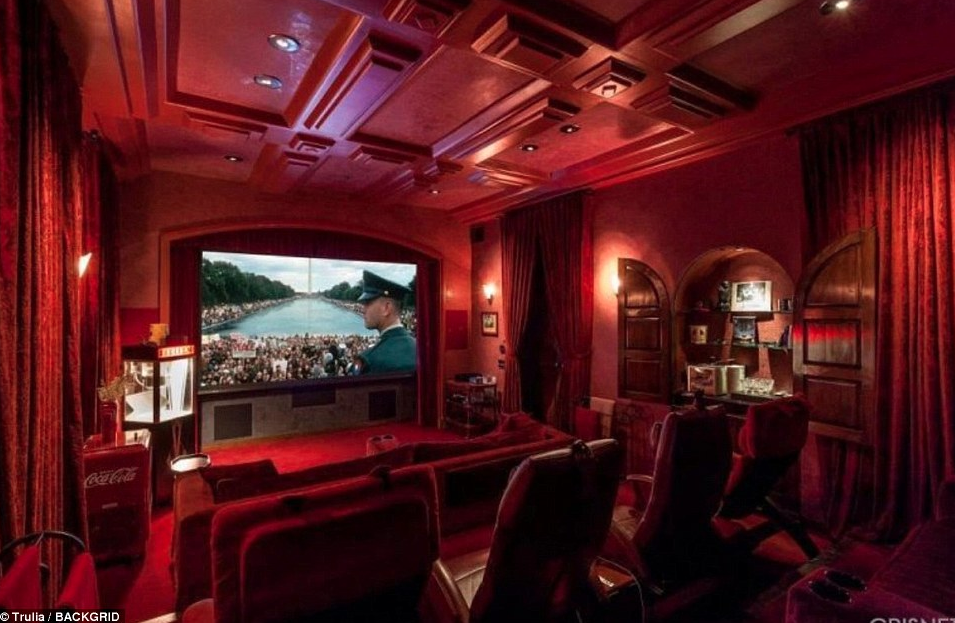 La mansión cuenta con su propia sala de cine.