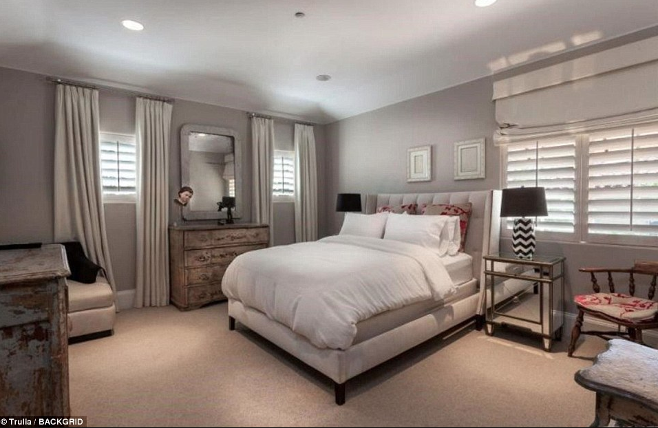 El dormitorio principal es la estrella de la casa. Tiene baño estilo spa, cine y un living.