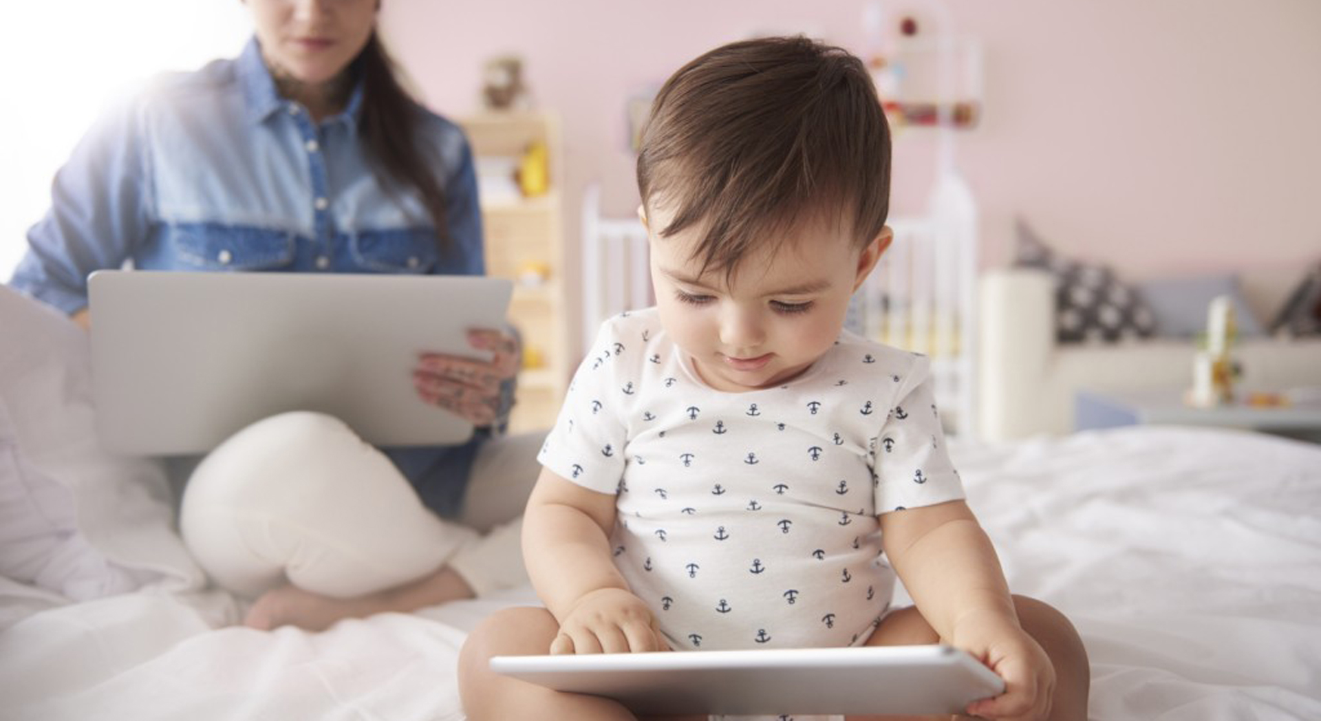 Las pantallas se transformaron en los nuevos chupetes digitales del siglo XXI (iStock)