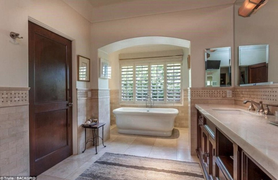 Esta es la segunda propiedad de Charlie Sheen en Mulholland Estates donde también viven Christina Aguilera y DJ Khalid. Foto: trulia.com
