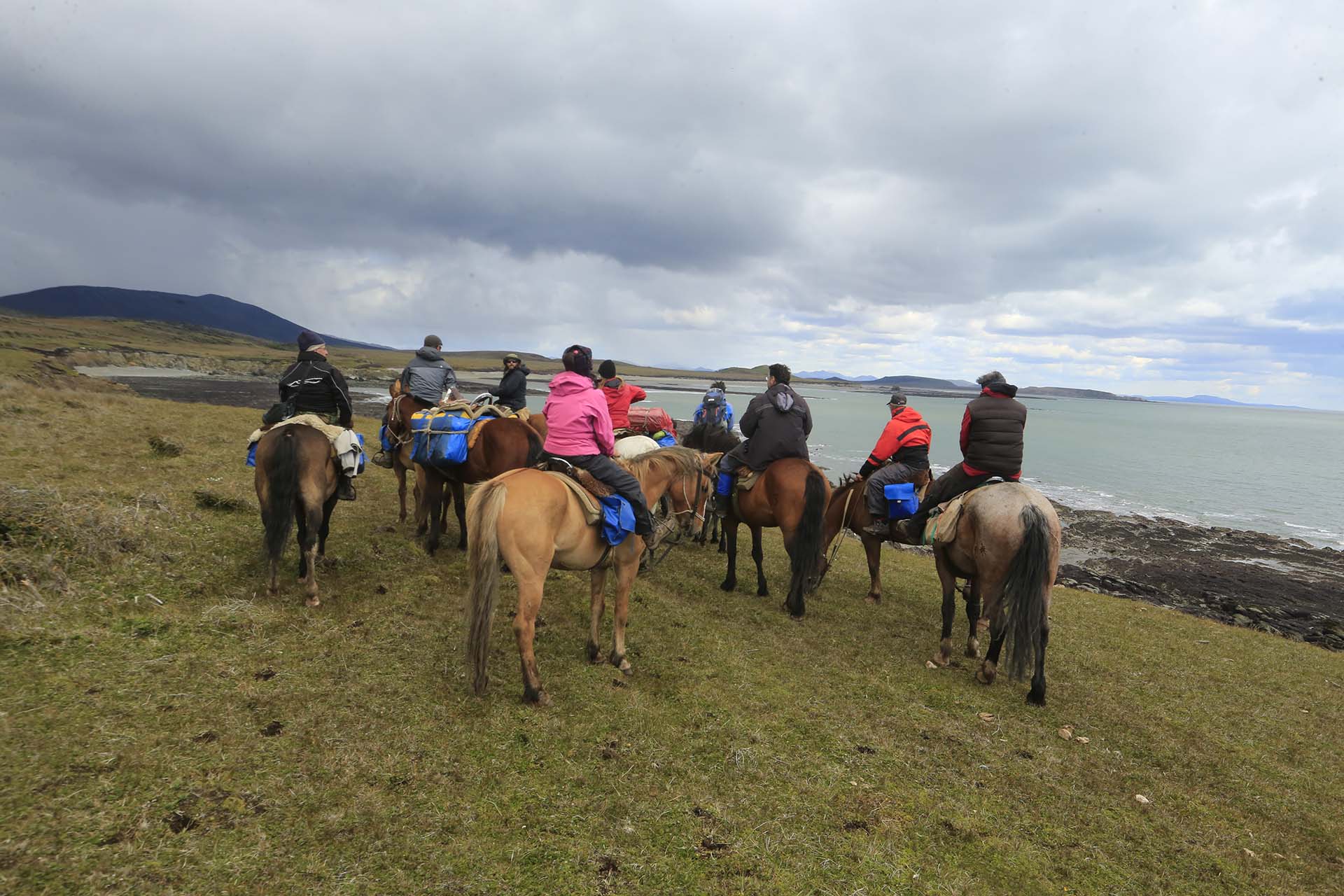 Leegar a Caleta Falsa es una verdadera travesía: hay que volar a Ushuaia, desde ahí andar 200 kilómetros hasta Estancia María Luisa, donde acaba el camino. Luego, tres días a caballo hasta arribar a destino
