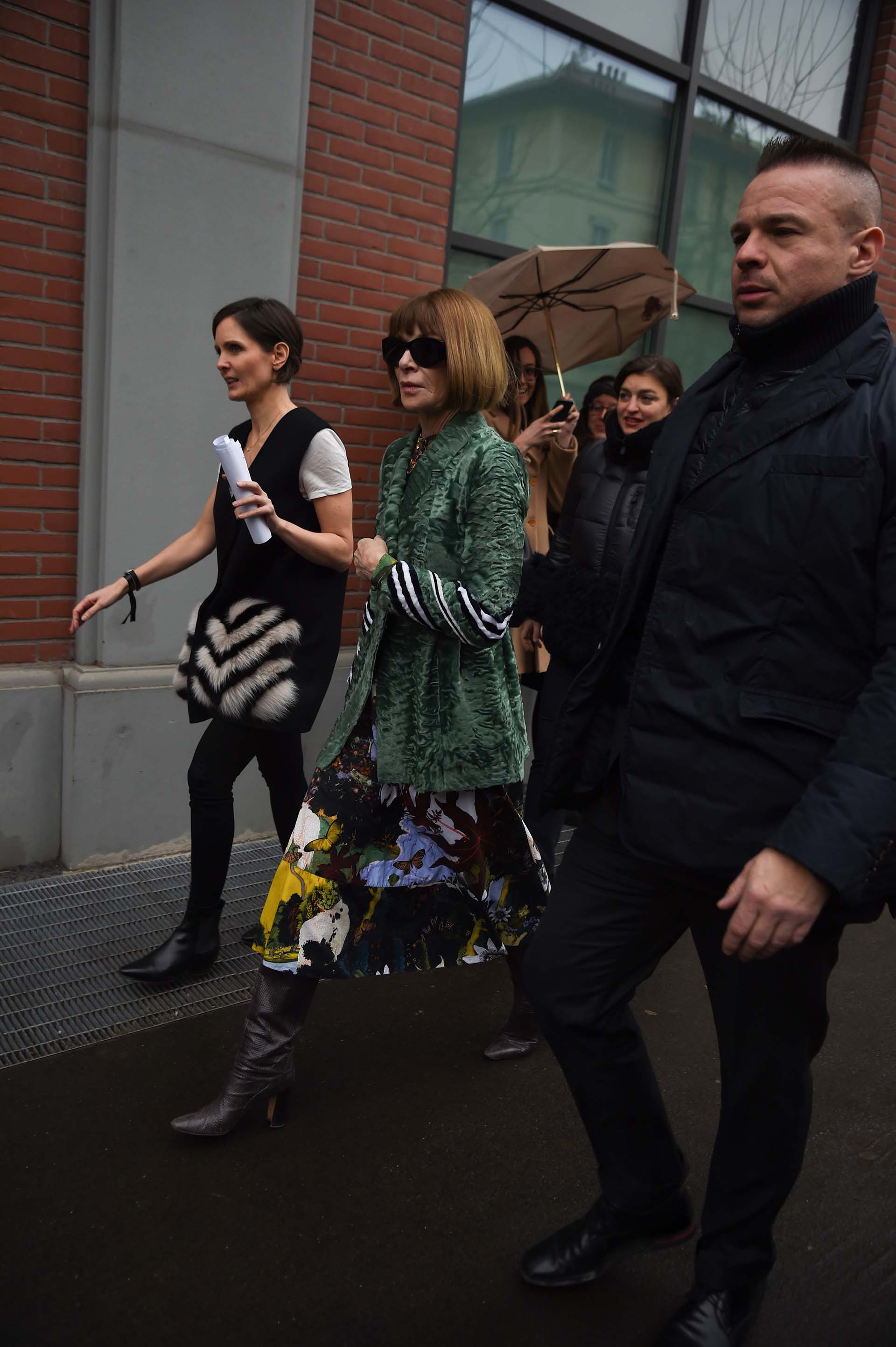 La editora de Vogue Us, camino al evento de Fendi en Milán, una de las citass más glamorosas. Su presencia convulsiona a la industria