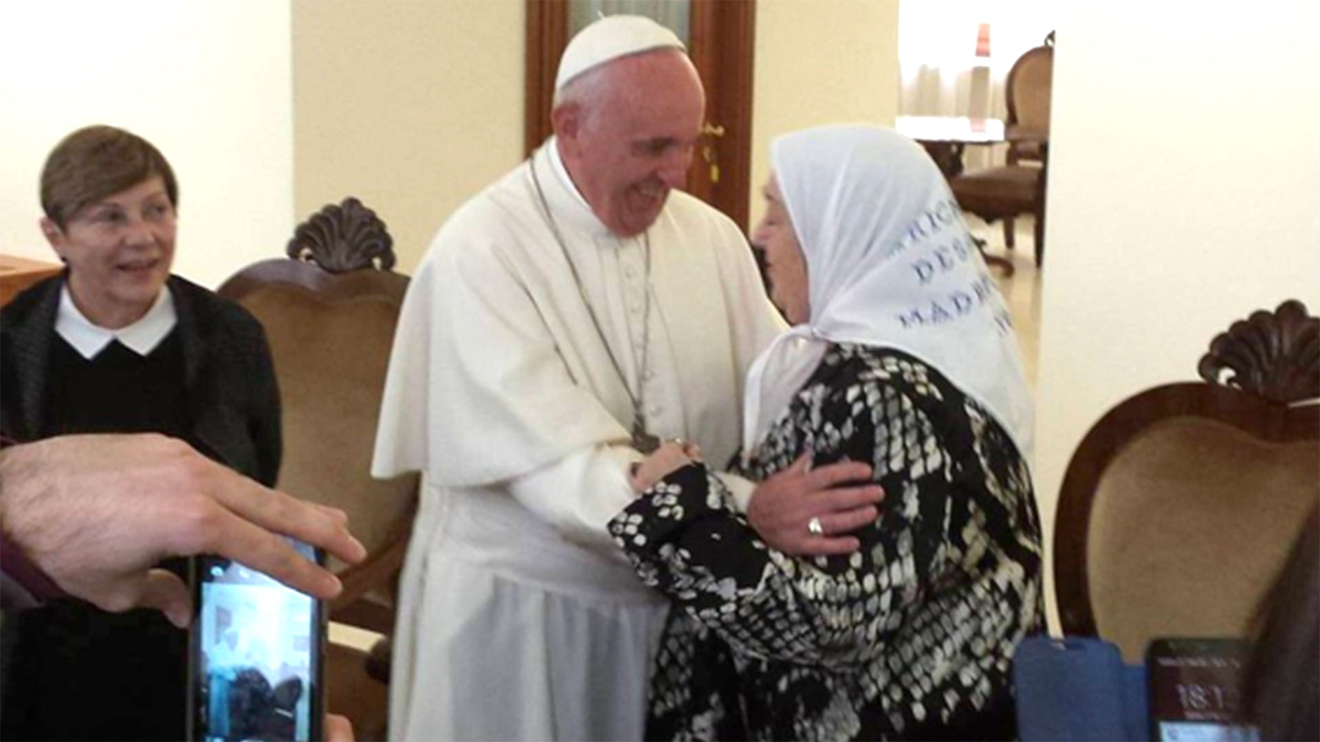 27 de mayo de 2016. Francisco con la presidenta de las Madres de Plaza de Mayo, Hebe de Bonafini.