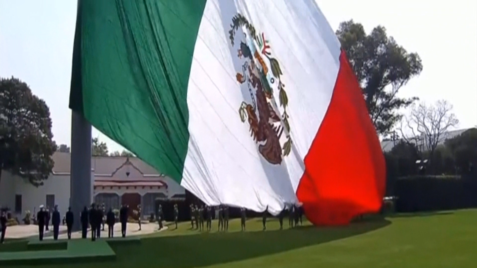 Izaron Al Revés La Bandera Mexicana En Un Acto Oficial Del Presidente Enrique Peña Nieto Infobae