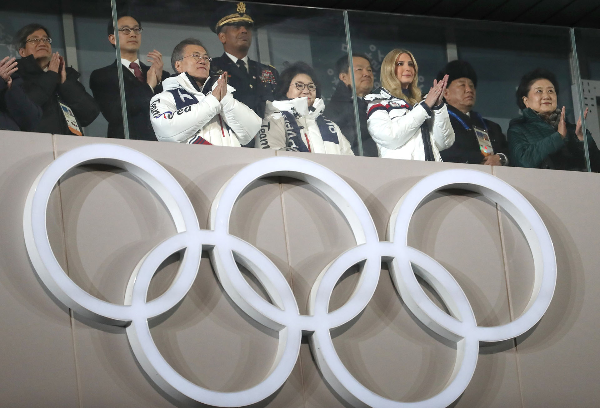 El presidente de Corea del Sur, Moon Jae-in, su esposa Kim Jung-sook e Ivanka Trump, hija y asesora del presidente Donald Trump