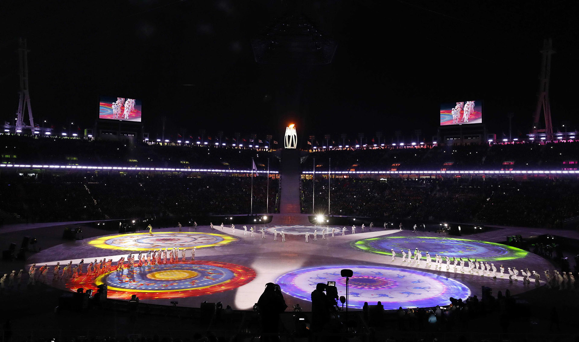 El pebetero olímpico observa la ceremonia