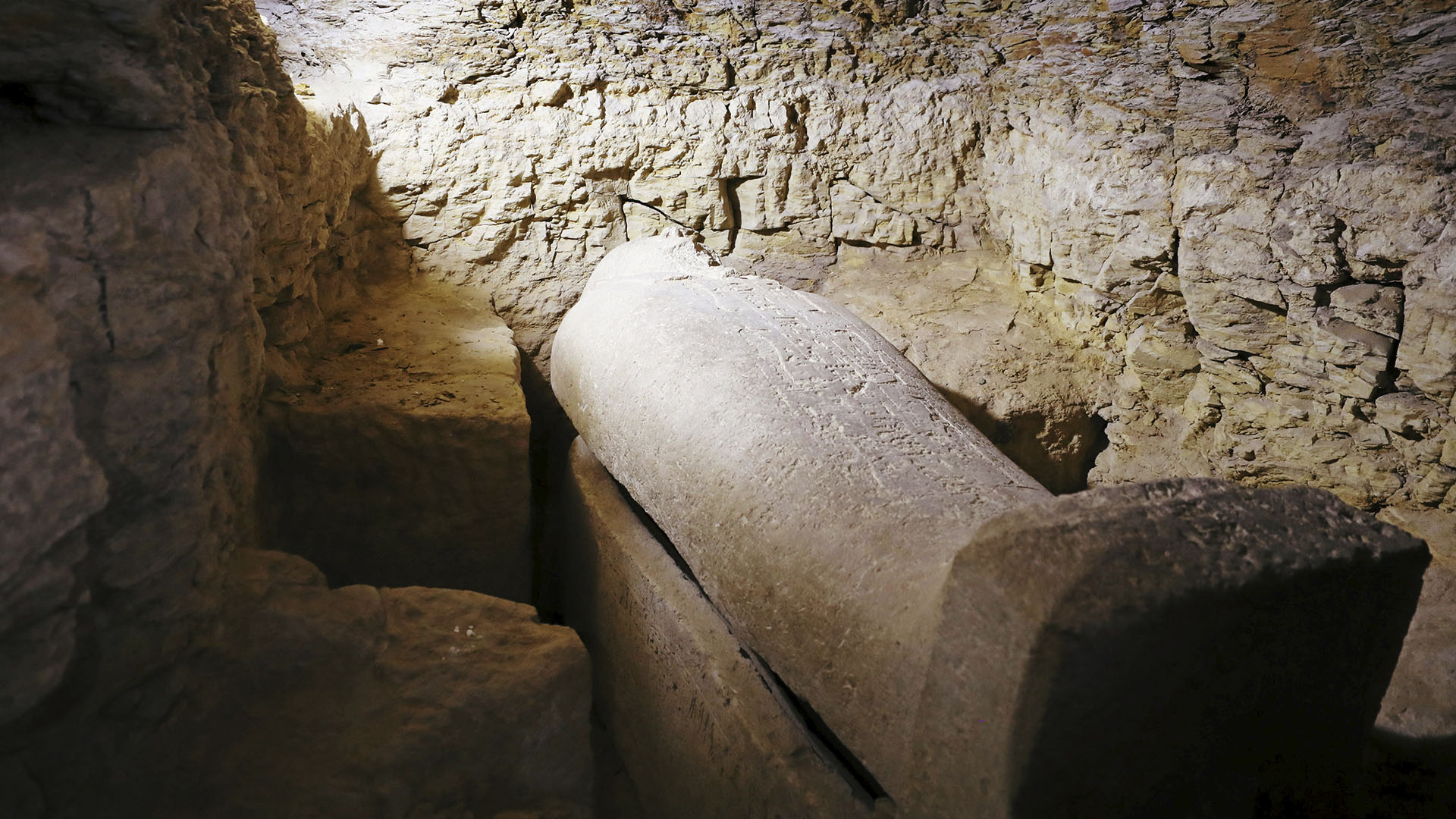 Las excavaciones en la zona comenzaron a fines de 2017 para hallar el resto del cementerio de lo que fue la 15ta DivisiÃ³n del Alto Egipto en tiempos antiguos. Hallaron tumbas de sacerdotes de Tot, el dios de la luna y la sabidurÃ­a