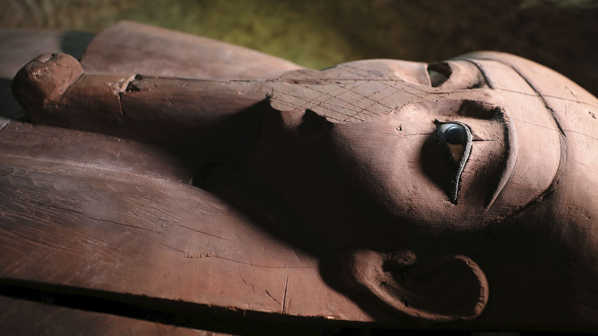 Otra tumba contiene ataúdes, estatuas de sacerdotes y otros artefactos fúnebres